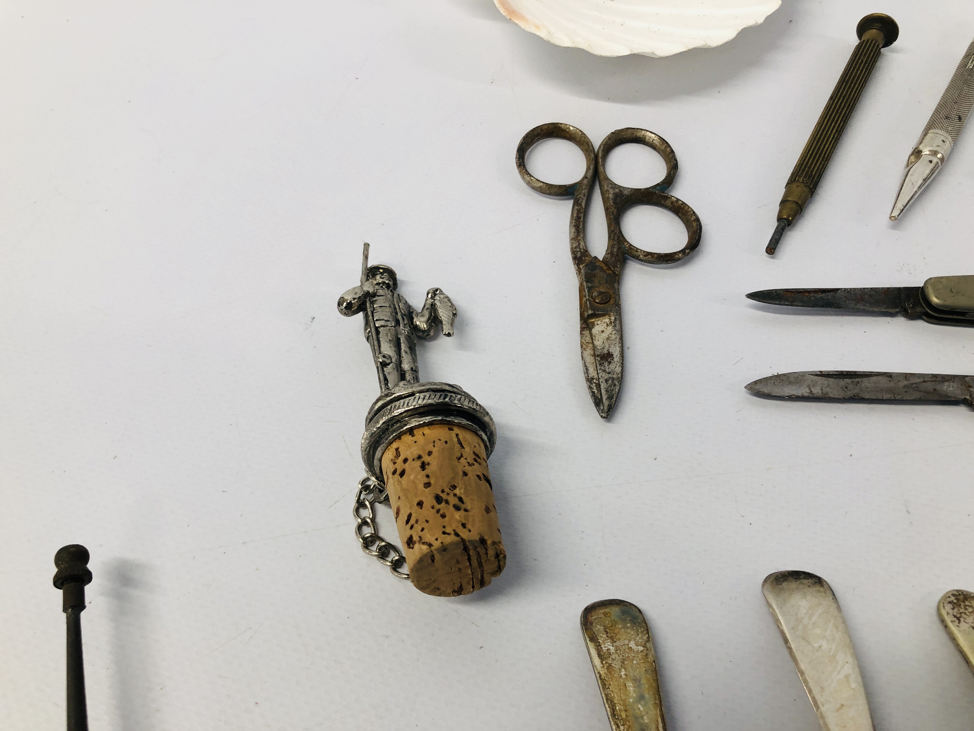 ASSORTED VINTAGE COLLECTIBLES TO INCLUDE 4 POCKET/FRUIT KNIVES, OIL CAN, - Image 3 of 11