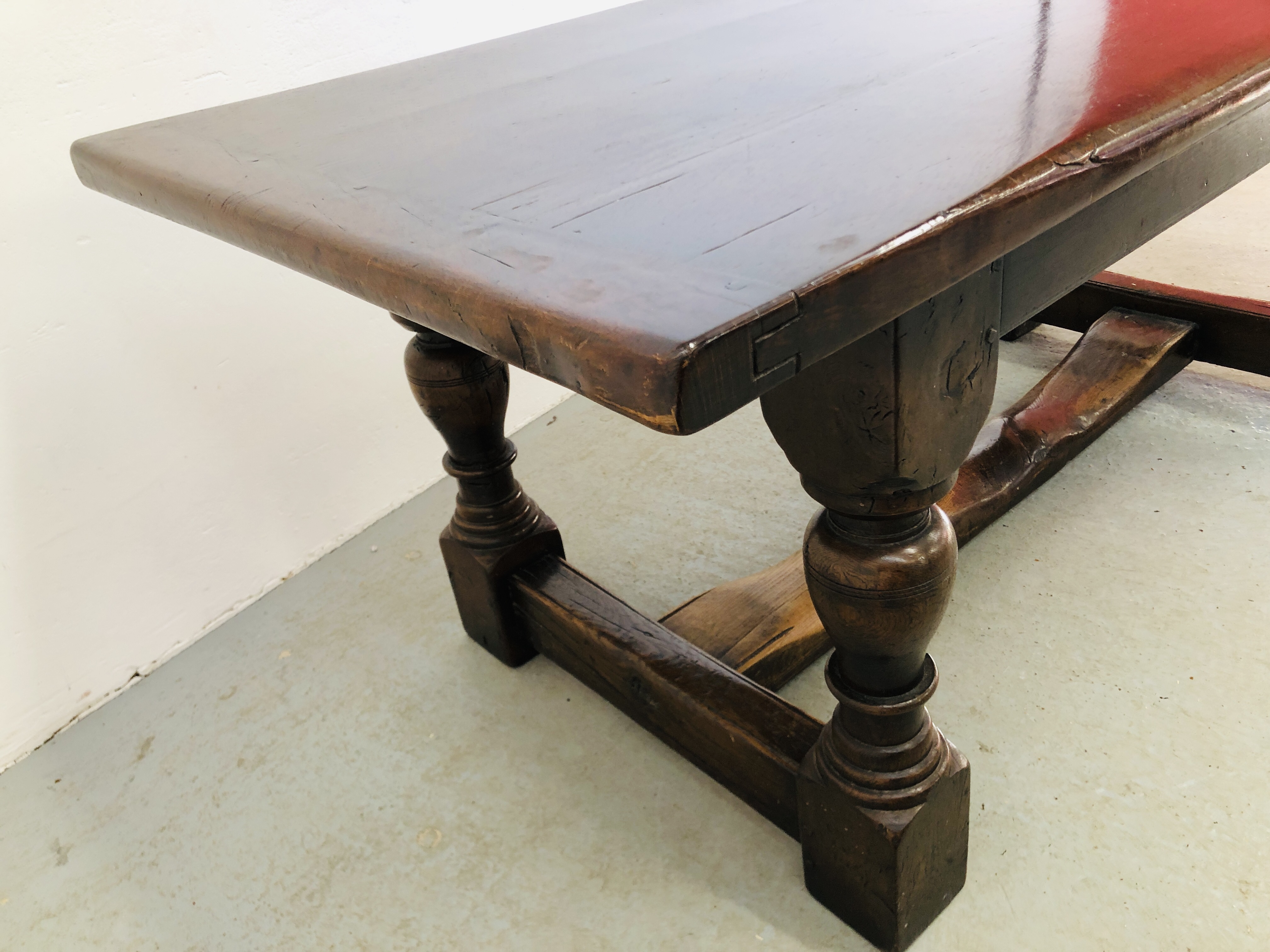 A SOLID OAK REFECTORY STYLE DINING TABLE BESPOKE MADE BY GERRY WIER WITH OAK SOURCED FROM DERBY - Image 9 of 11