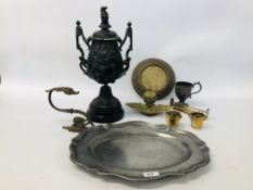 QUANTITY OF ASSORTED VINTAGE METAL WARE TO INCLUDE A PEWTER MEAT PLATE,