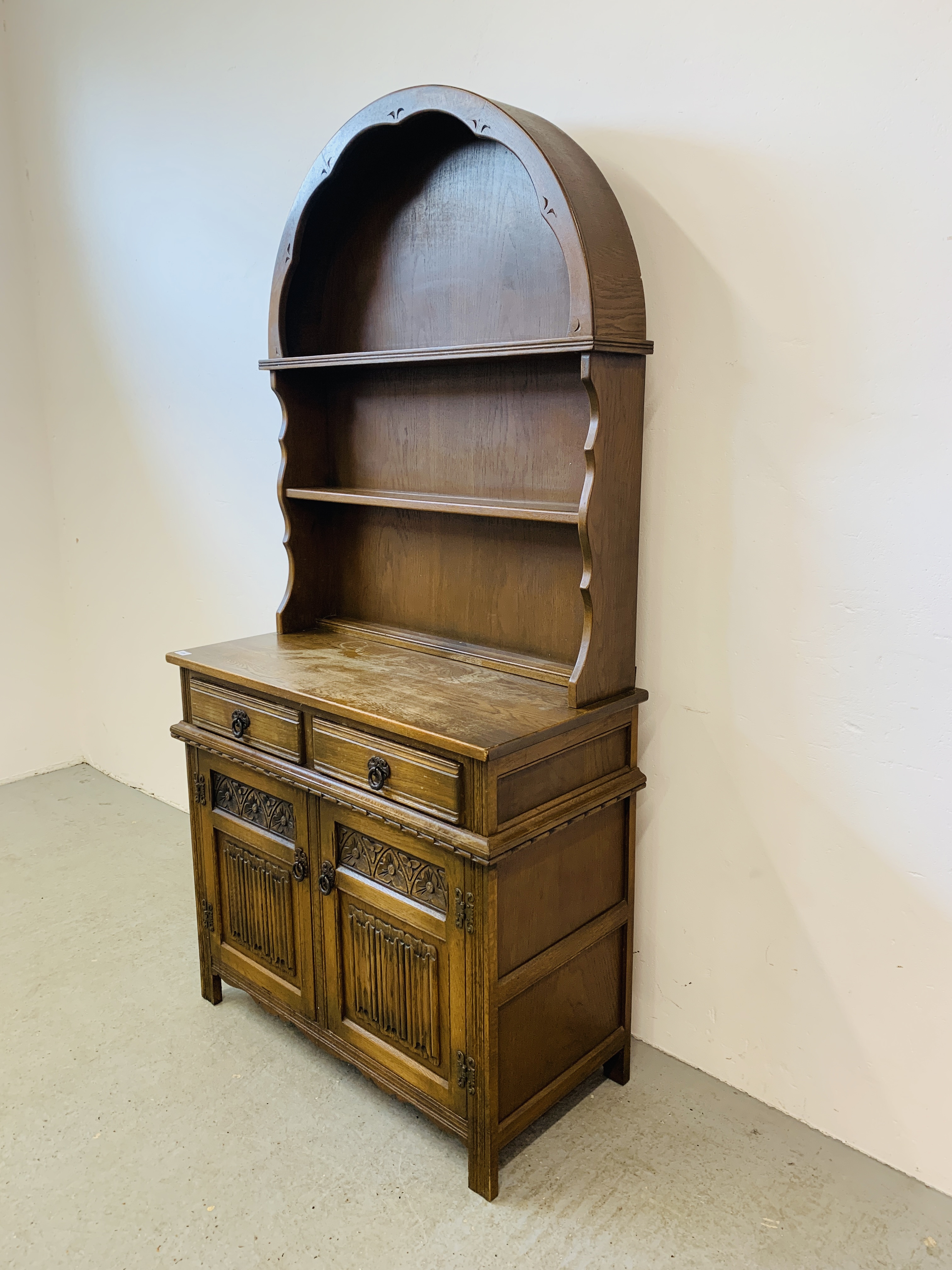 A SMALL TRADITIONAL ARCH TOP COTTAGE DRESSER THE BASE WITH TWO DRAWERS AND TWO CUPBOARD DOORS WIDTH - Image 2 of 11