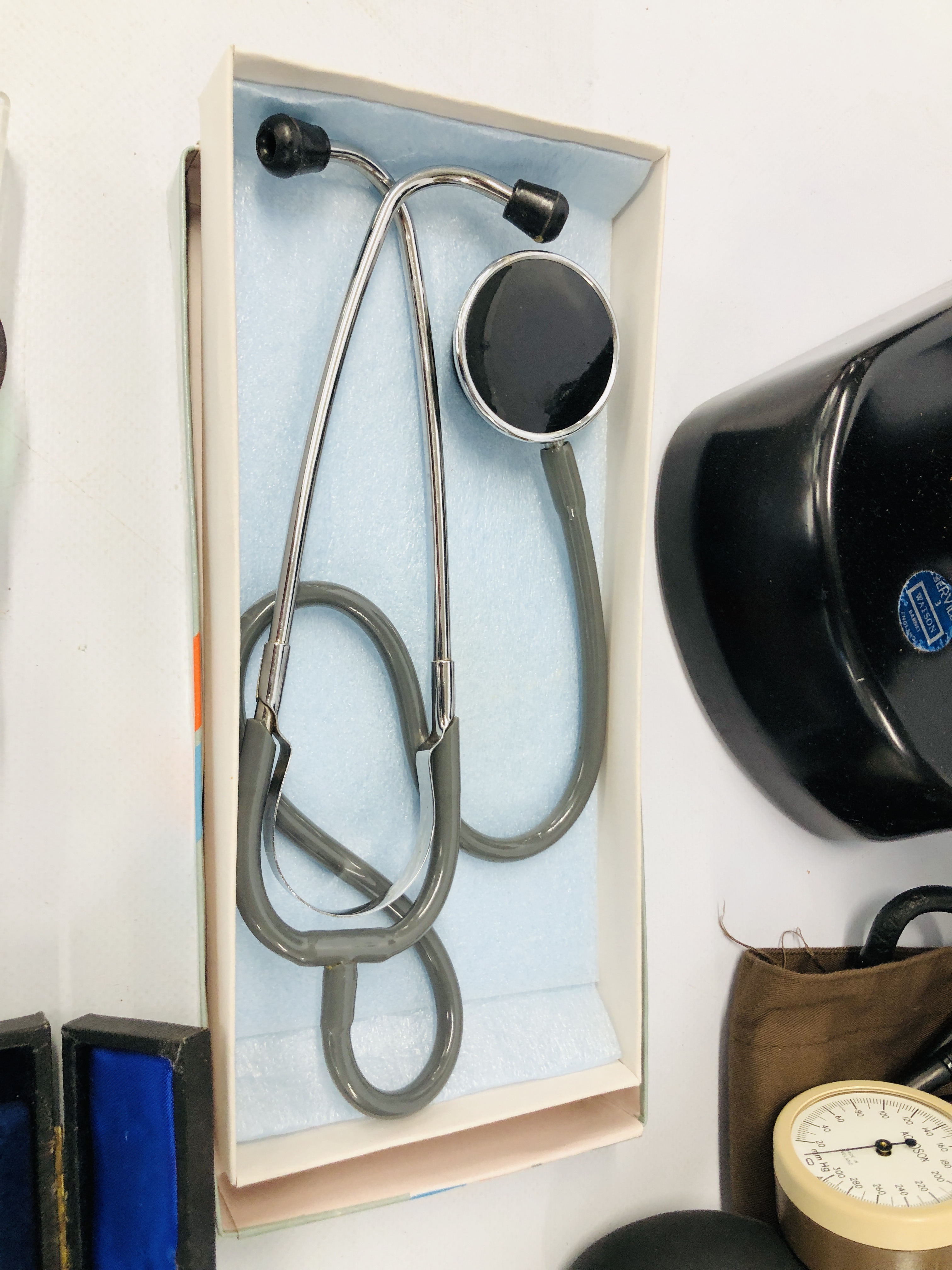 A COLLECTION OF MEDICAL DEVICES TO INCLUDE VINTAGE BLOOD PRESSURE DEVICE, STETHOSCOPE, SPECTACLES, - Bild 4 aus 9