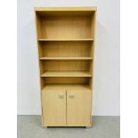 A MODERN BEECHWOOD EFFECT FINISH FULL HEIGHT BOOKSHELF WITH CABINET BASE W 79CM, D 30CM, H 181CM.