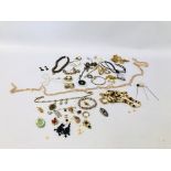 COLLECTION OF ASSORTED COSTUME AND VINTAGE JEWELLERY TO INCLUDE HATPINS, AND BROOCHES,