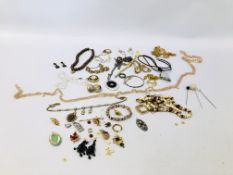 COLLECTION OF ASSORTED COSTUME AND VINTAGE JEWELLERY TO INCLUDE HATPINS, AND BROOCHES,
