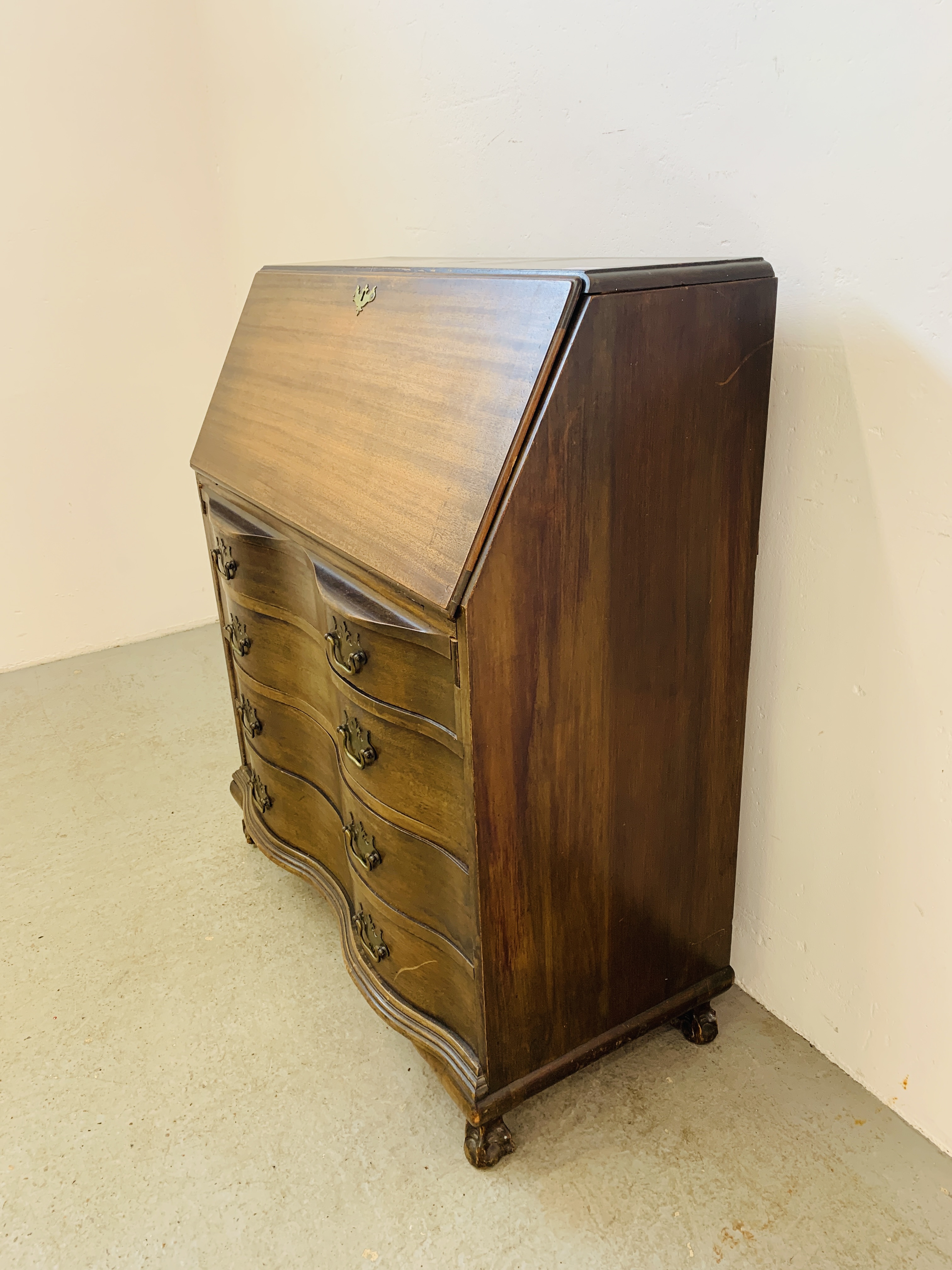 AN OAK 4 DRAWER SERPENTINE BUREAU WITH FOLDING FRONT AND FITTED INTERIOR - Image 3 of 9