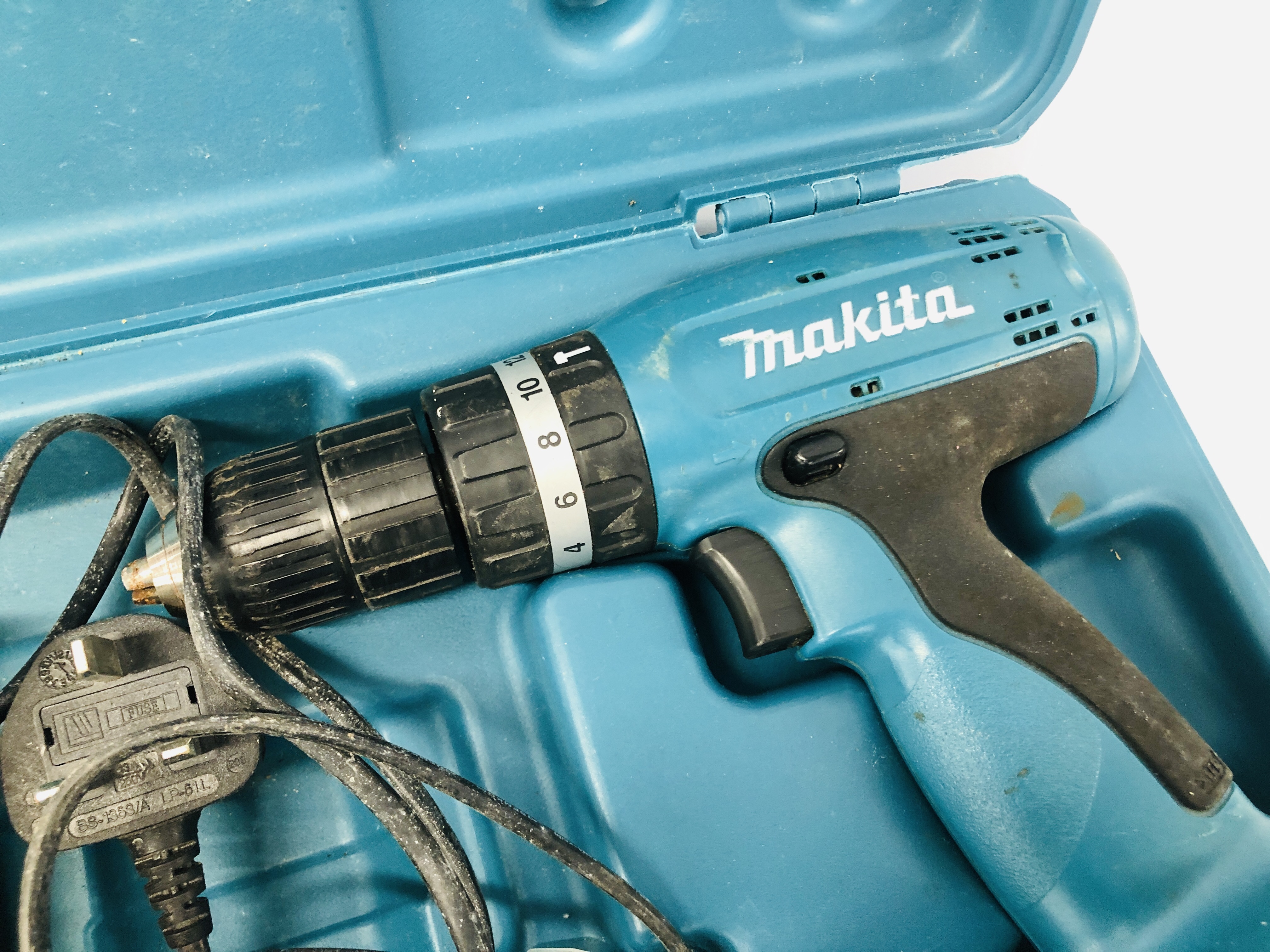 A MAKITA CORDLESS DRILL IN CARRY CASE COMPLETE WITH ONE BATTERY AND CHARGER - SOLD AS SEEN - Image 2 of 4