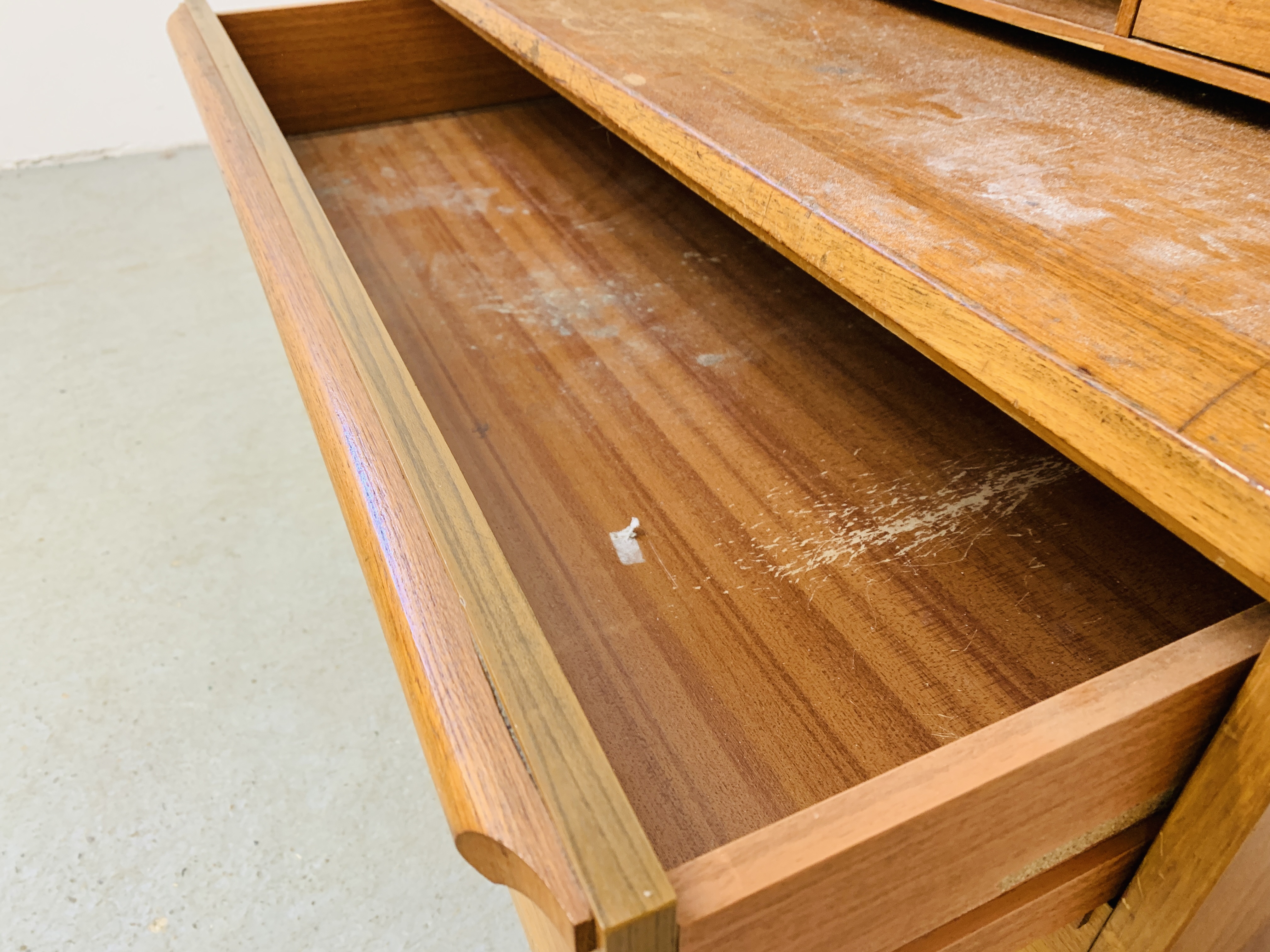 A TEAK FINISH MID CENTURY CYLINDER TOP BUREAU DESK WITH SLIDING WRITING SURFACE - Image 9 of 11