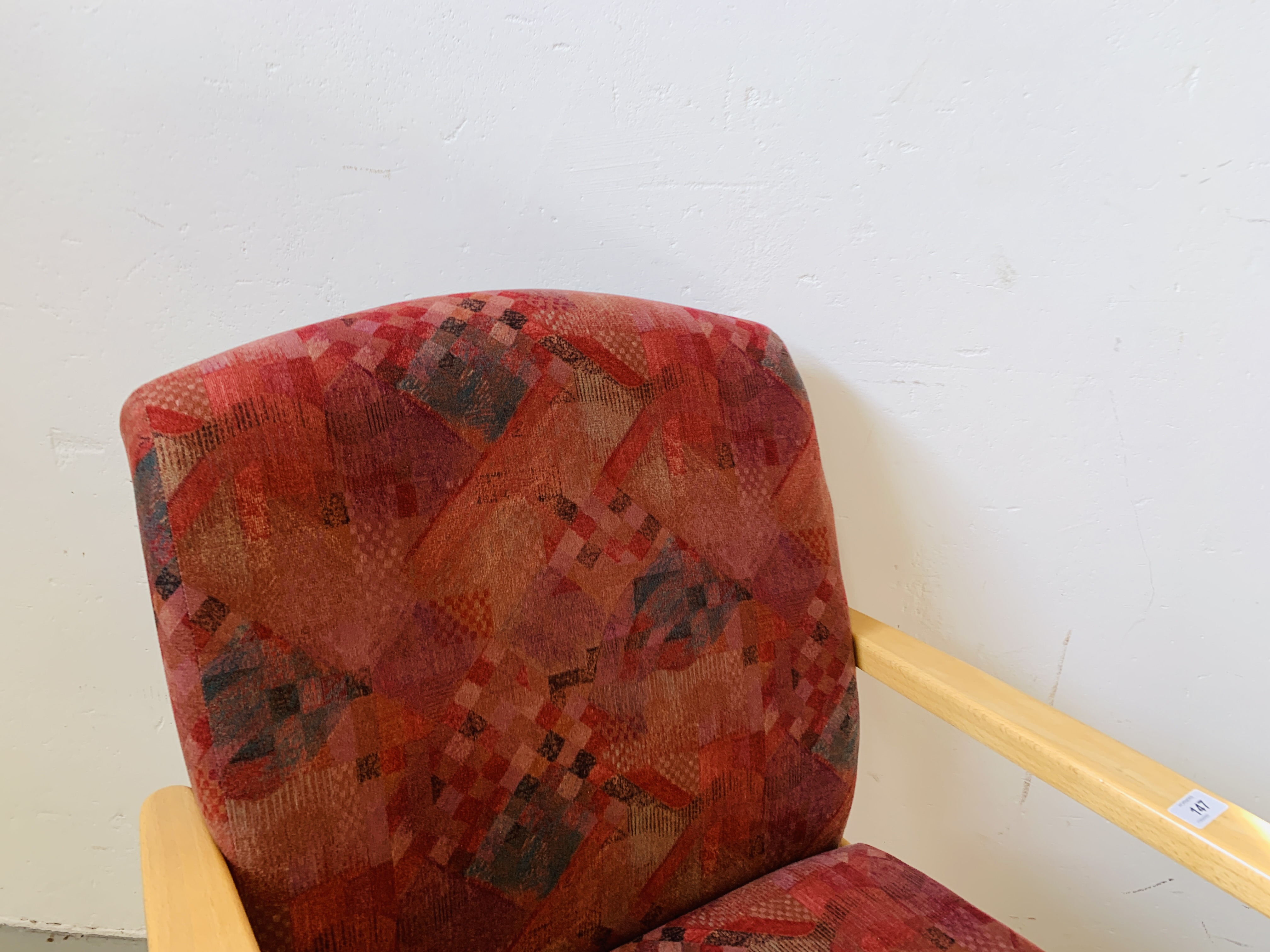 A MODERN BEECHWOOD OPEN ARMCHAIR - Image 3 of 5