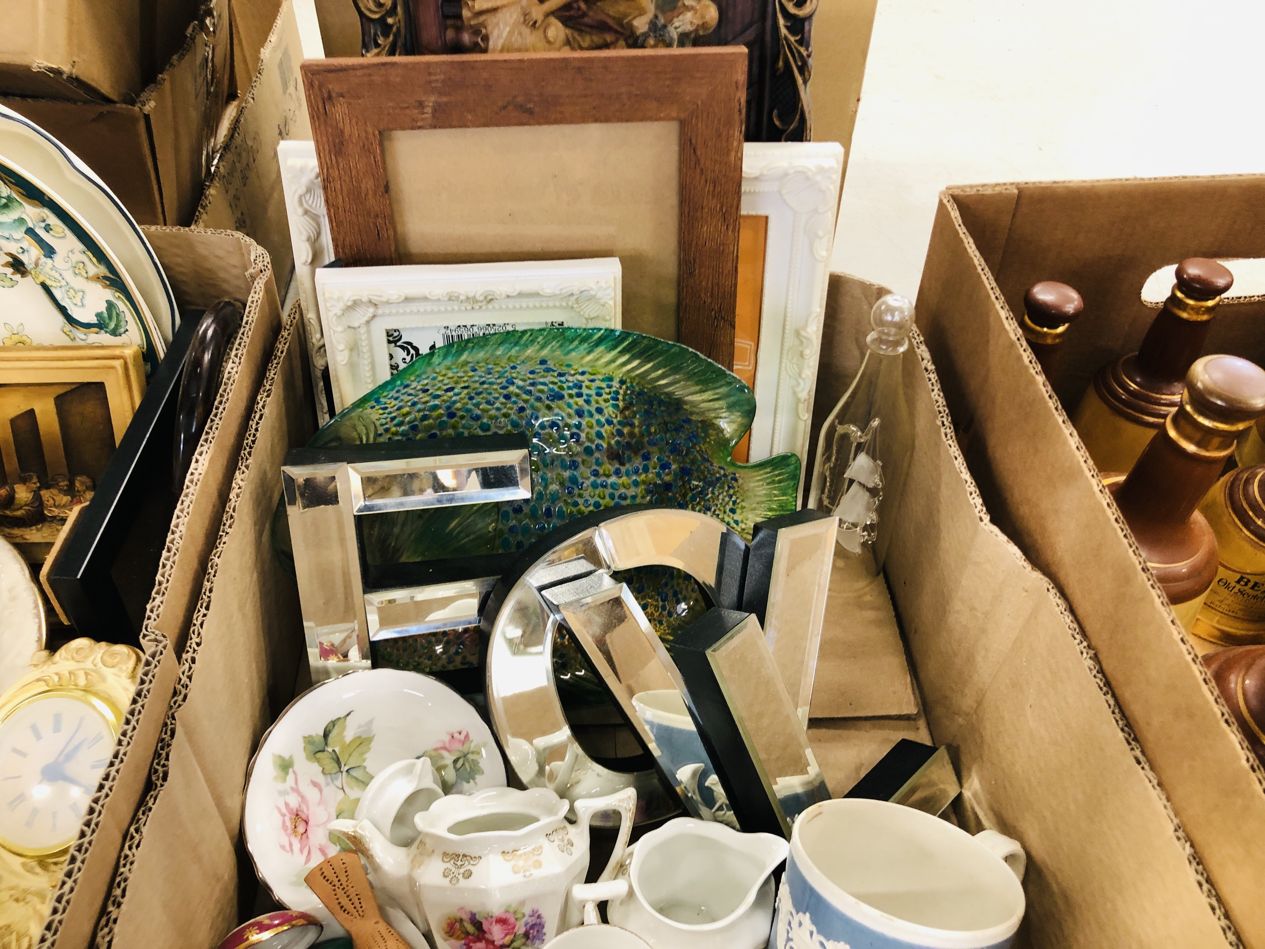 4 BOXES OF ASSORTED SUNDRY CHINA AND GLASSWARE TO INCLUDE JUG AND BOWL, PICTURE FRAMES, - Image 6 of 19