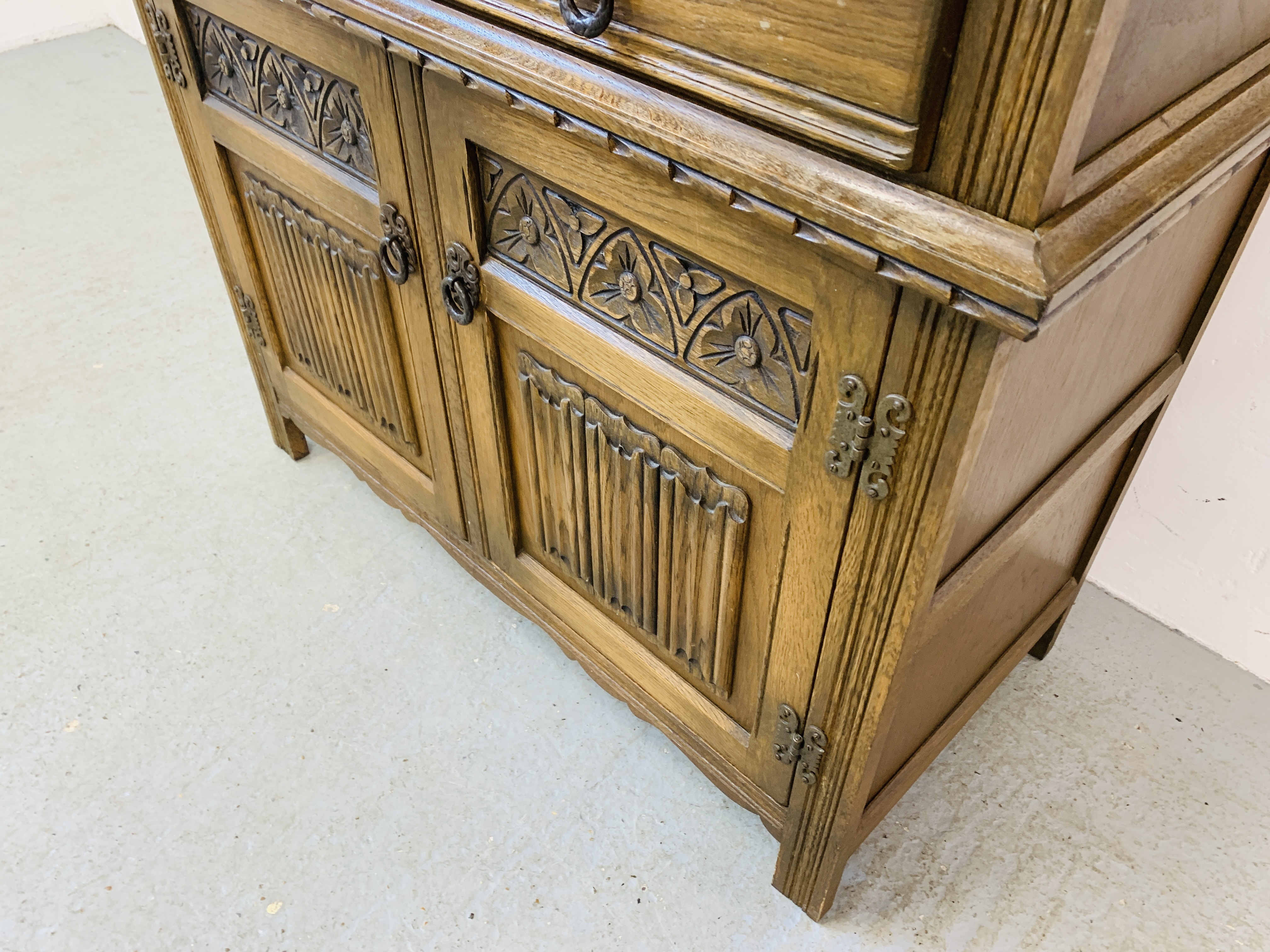 A SMALL TRADITIONAL ARCH TOP COTTAGE DRESSER THE BASE WITH TWO DRAWERS AND TWO CUPBOARD DOORS WIDTH - Image 8 of 11