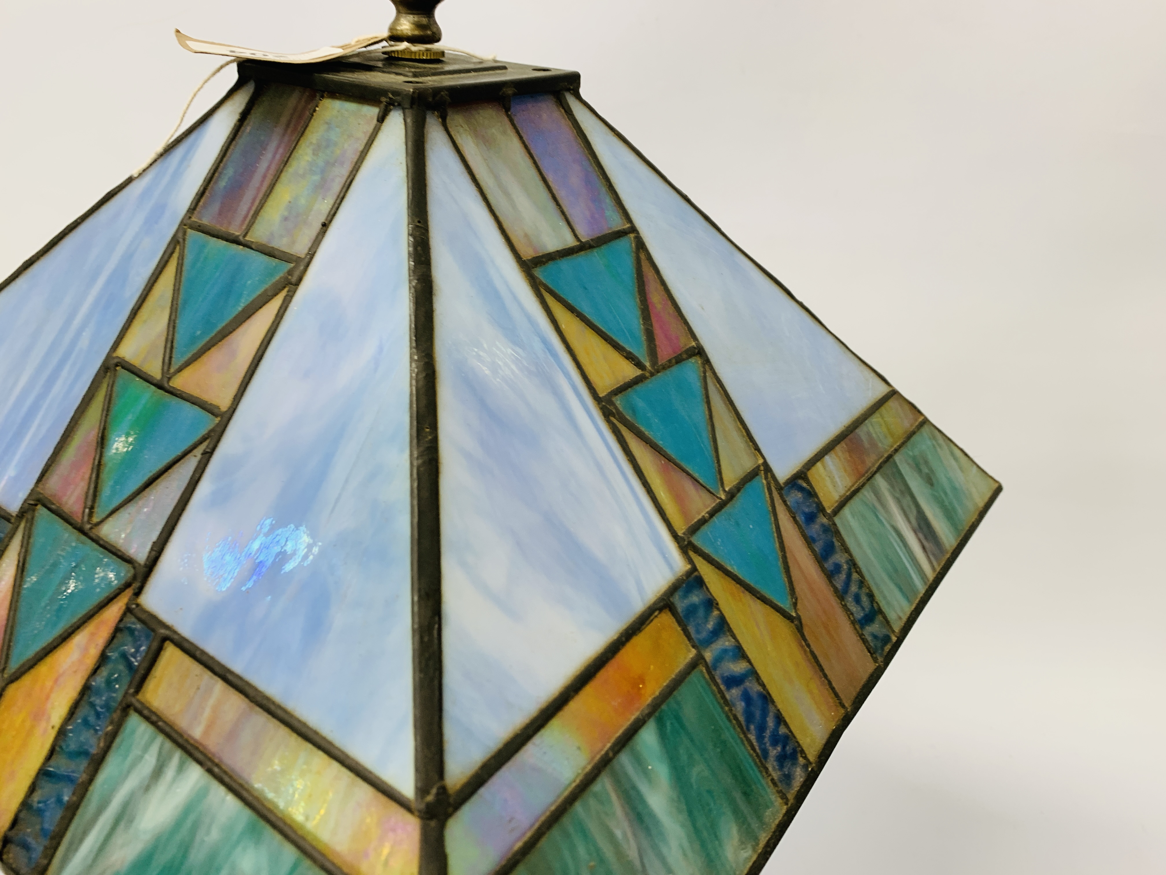 REPRODUCTION TIFFANY STYLE TABLE LAMP WITH SQUARE STAIN GLASS SHADE HEIGHT 50CM - SOLD AS SEEN. - Image 4 of 5