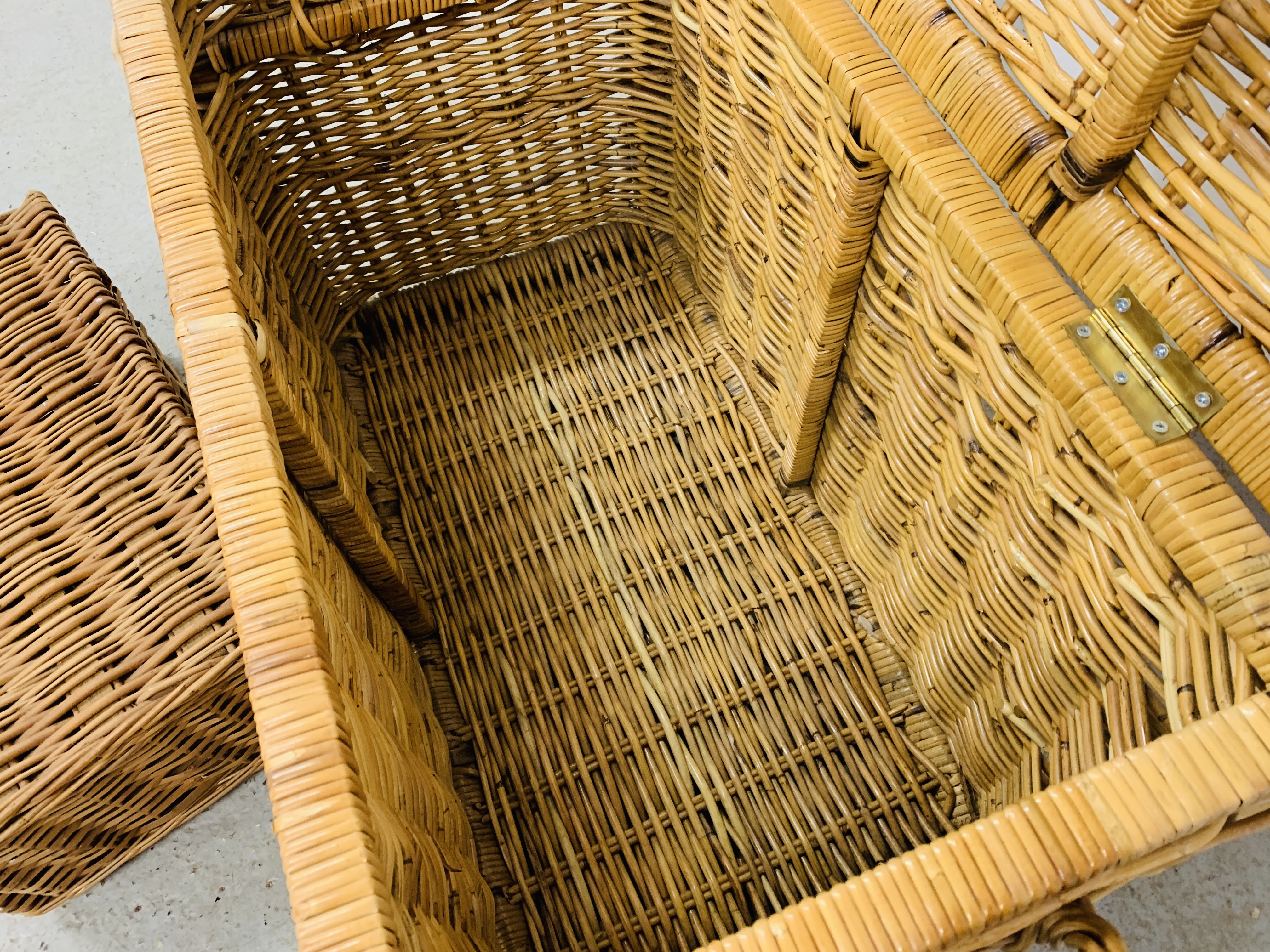 A LARGE WICKER BASKET 81CM. X 44CM. X 55CM. - Image 9 of 13