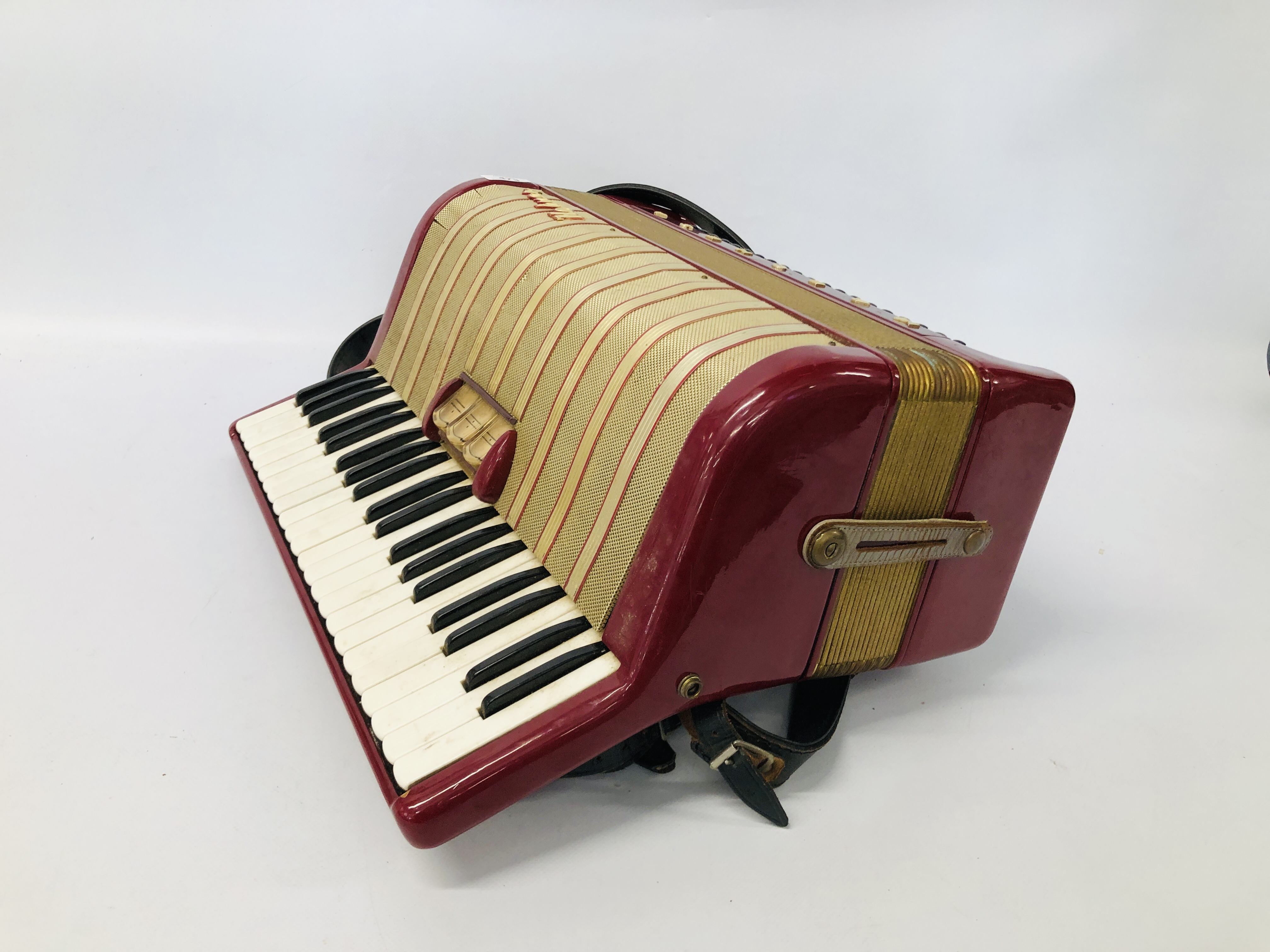 VINTAGE HOHNER MARCHESA ACCORDION SURBITON 7141