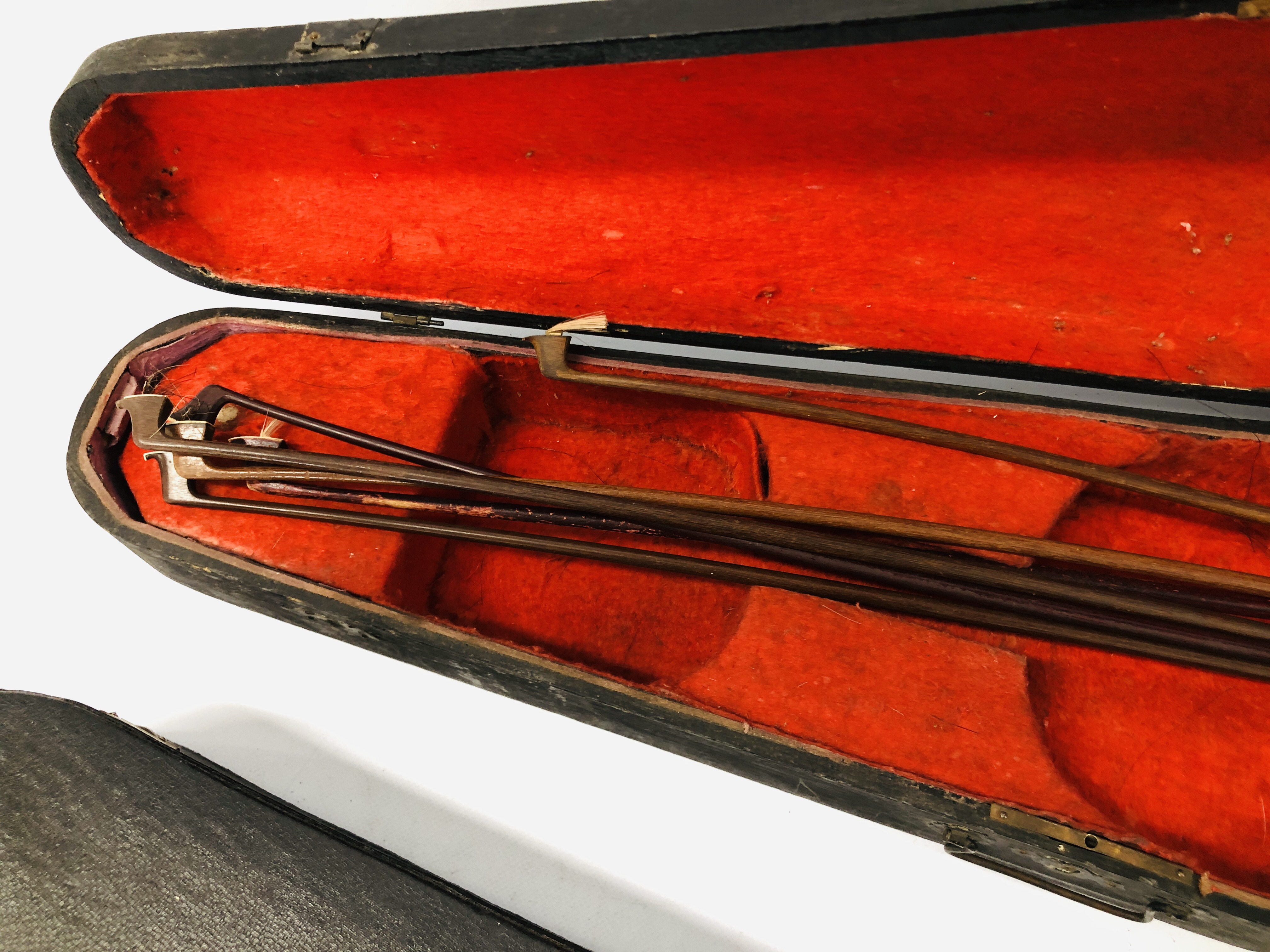 4 X VINTAGE VIOLINS AND 2 WOODEN CASES, VARIOUS BOWS (NO STRINGS) FOR RESTORATION. - Image 20 of 20