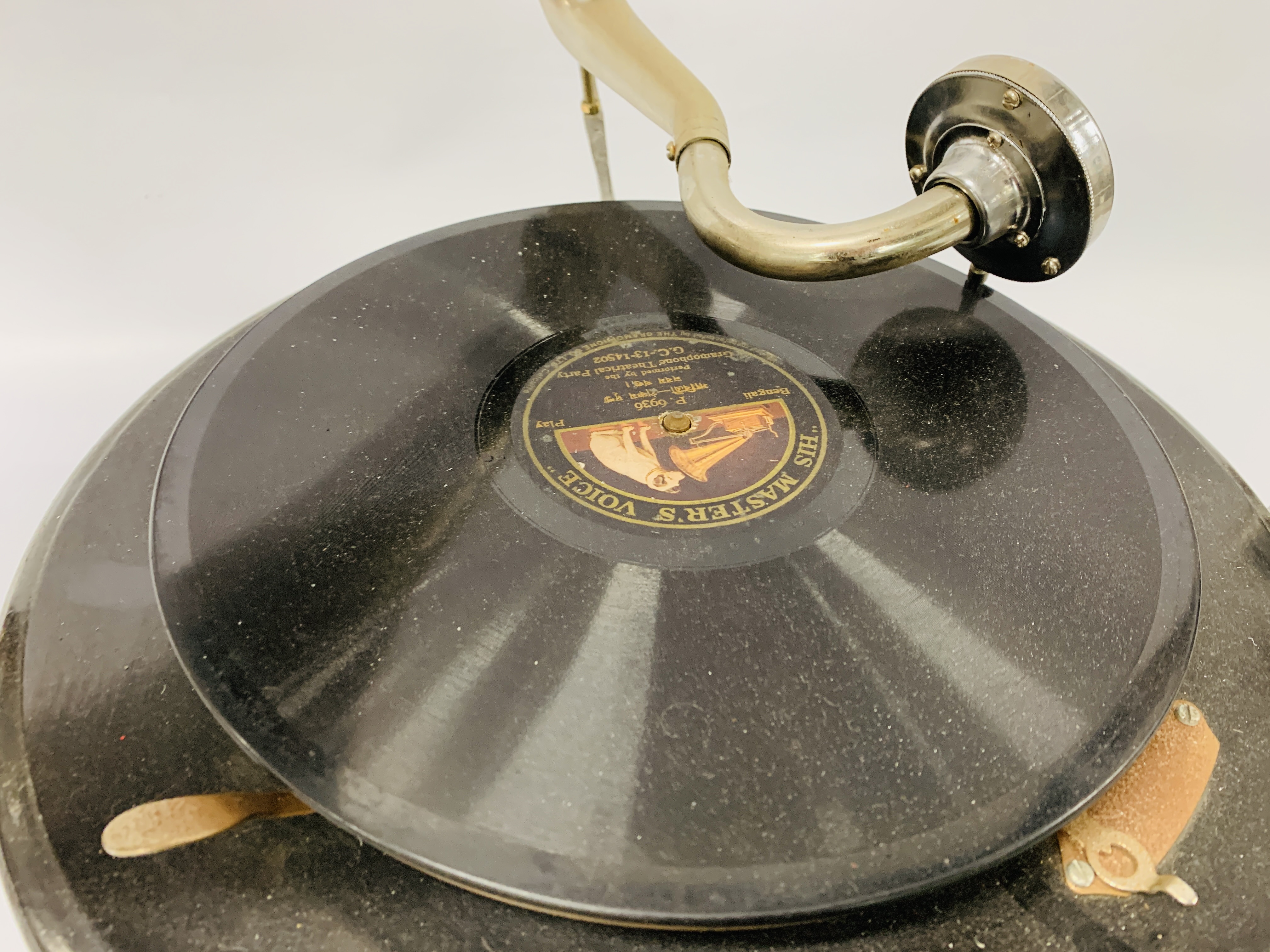 A TABLE TOP WIND UP HORN GRAMOPHONE MARKED "HIS MASTERS VOICE" - Image 4 of 8