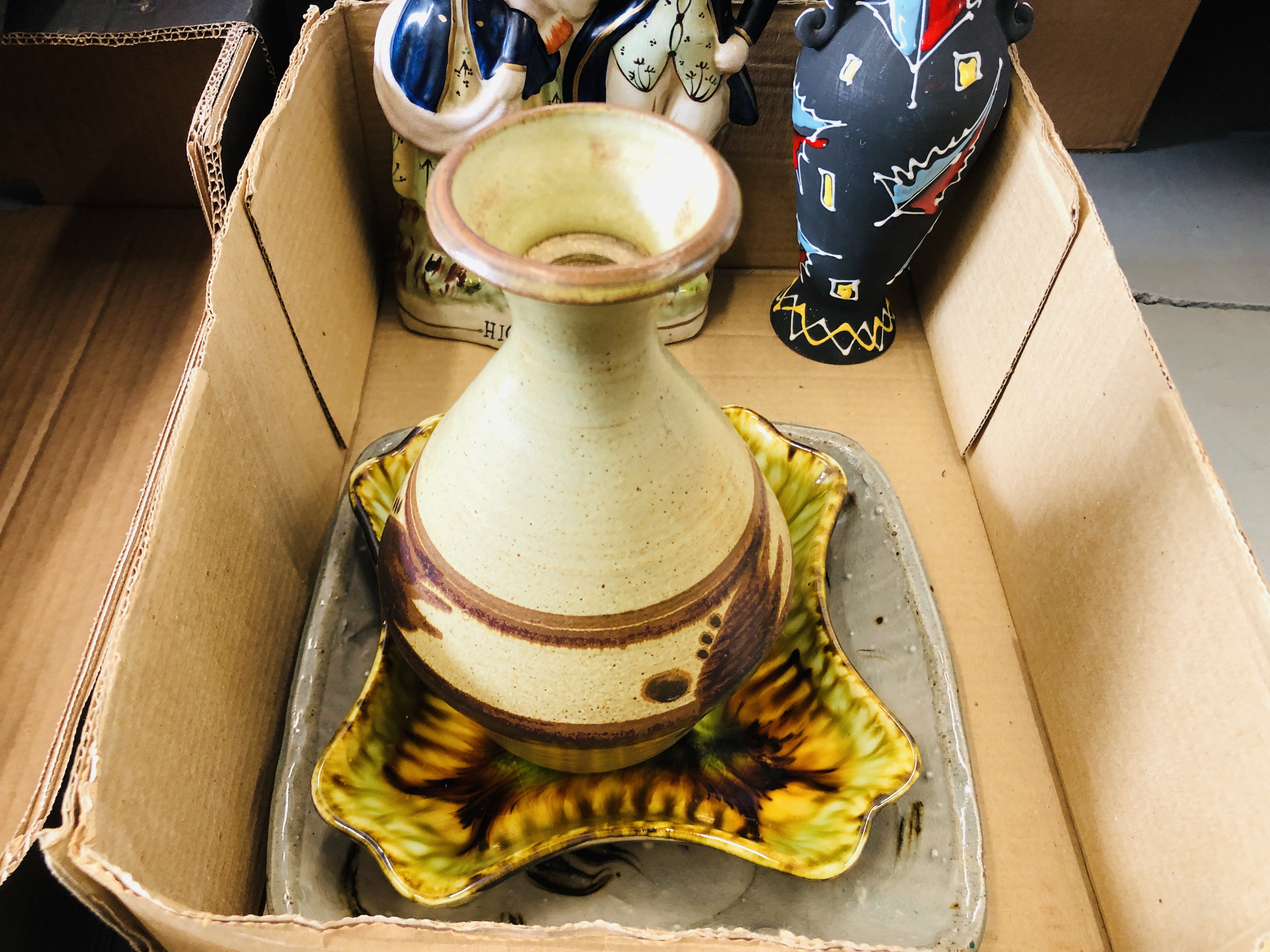 6 X BOXES OF ASSORTED CHINA AND GLASS WARE TO INCLUDE STUDIO POTTERY DISHES AND A VASE, - Image 3 of 16