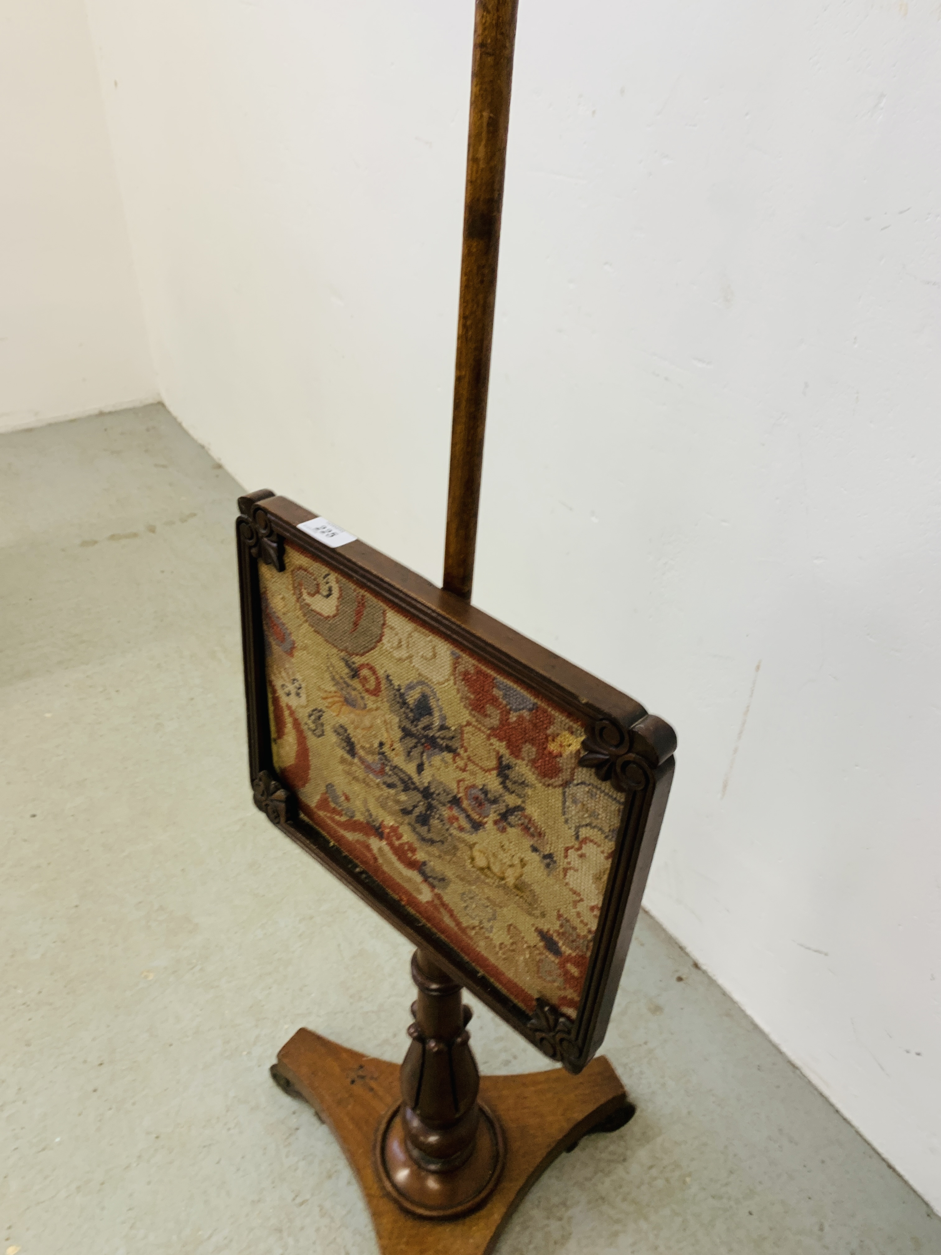 A VICTORIAN MAHOGANY POLE SCREEN WITH TAPESTRY PANEL - Image 5 of 7