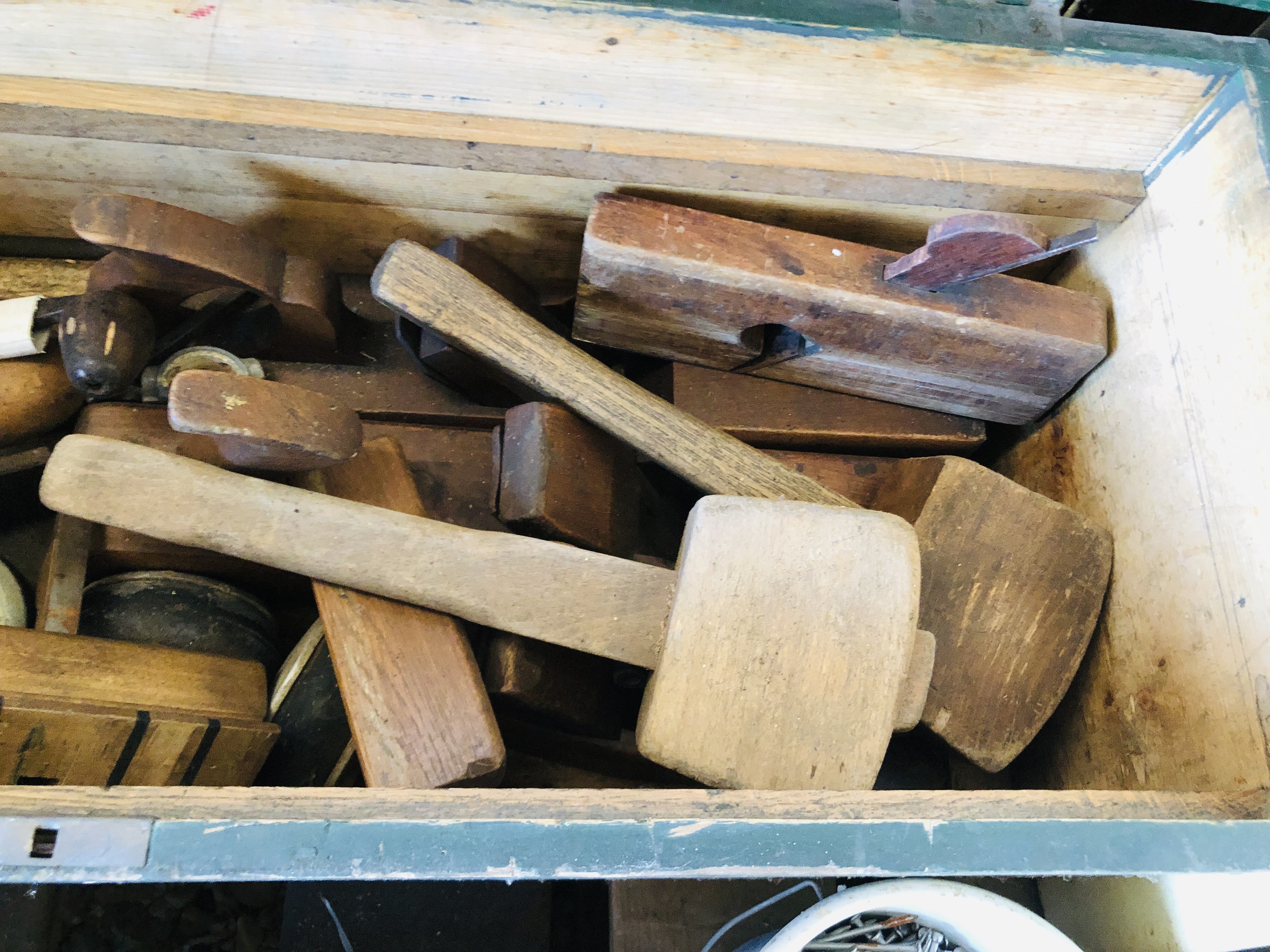 A CARPENTRY TOOL BOX CONTAINING ASSORTED WOODEN BLOCK PLANES, ETC. - Image 6 of 8