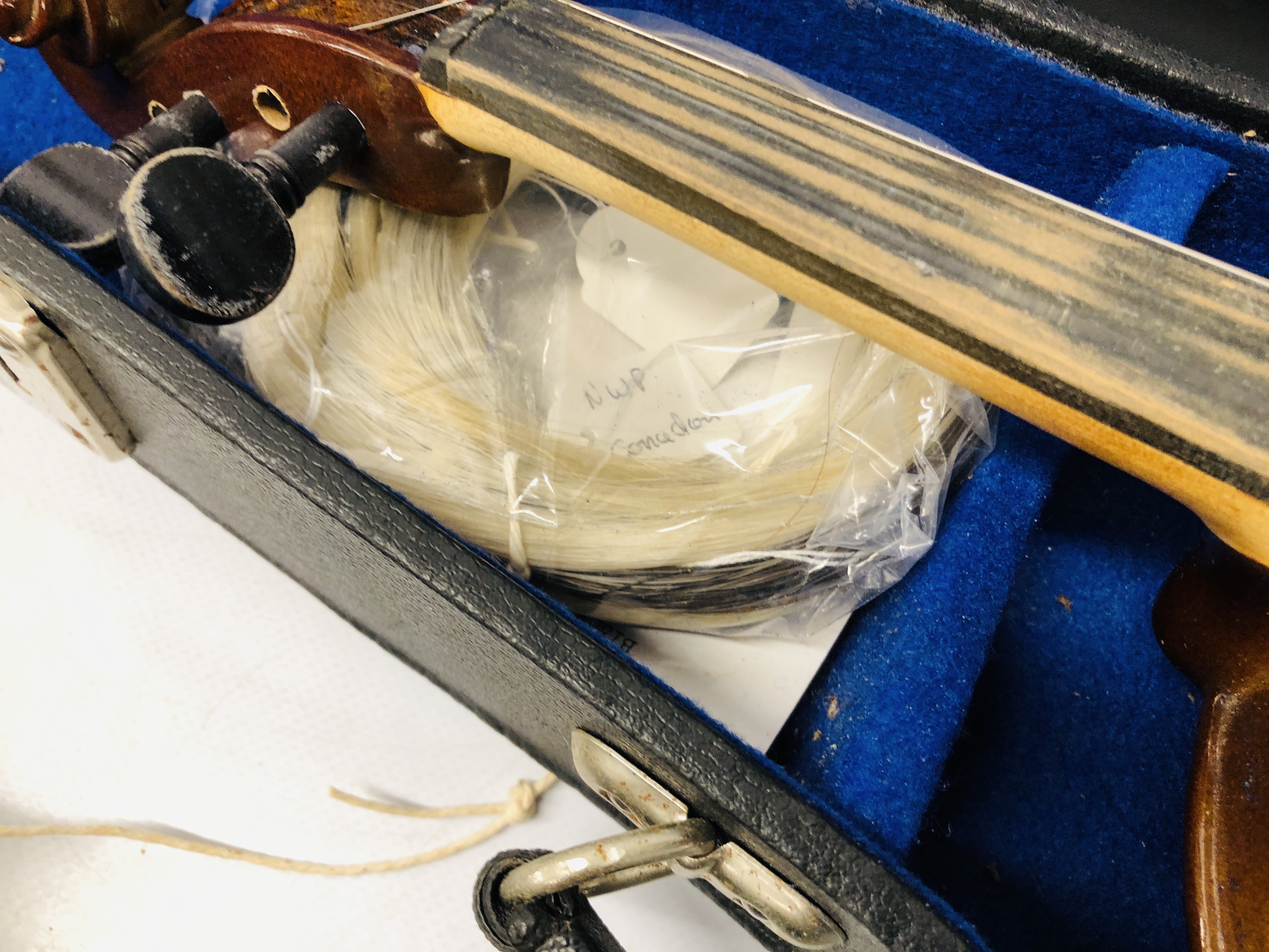 4 X VINTAGE VIOLINS AND 2 WOODEN CASES, VARIOUS BOWS (NO STRINGS) FOR RESTORATION. - Image 13 of 20