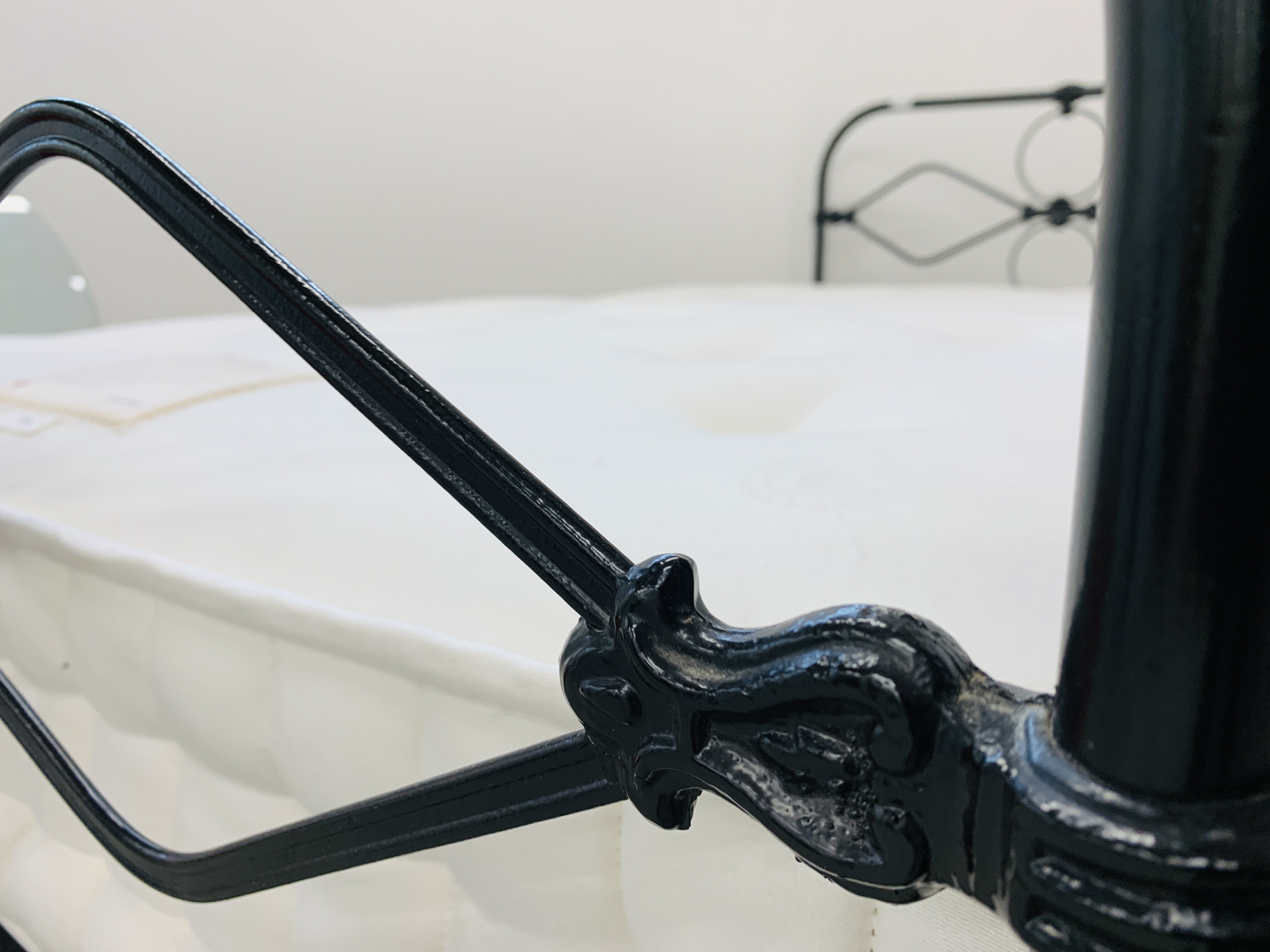 A VICTORIAN STYLE SINGLE IRON FRAMED BEDSTEAD WITH JOHN LEWIS LUXURY MATTRESS. - Image 7 of 16