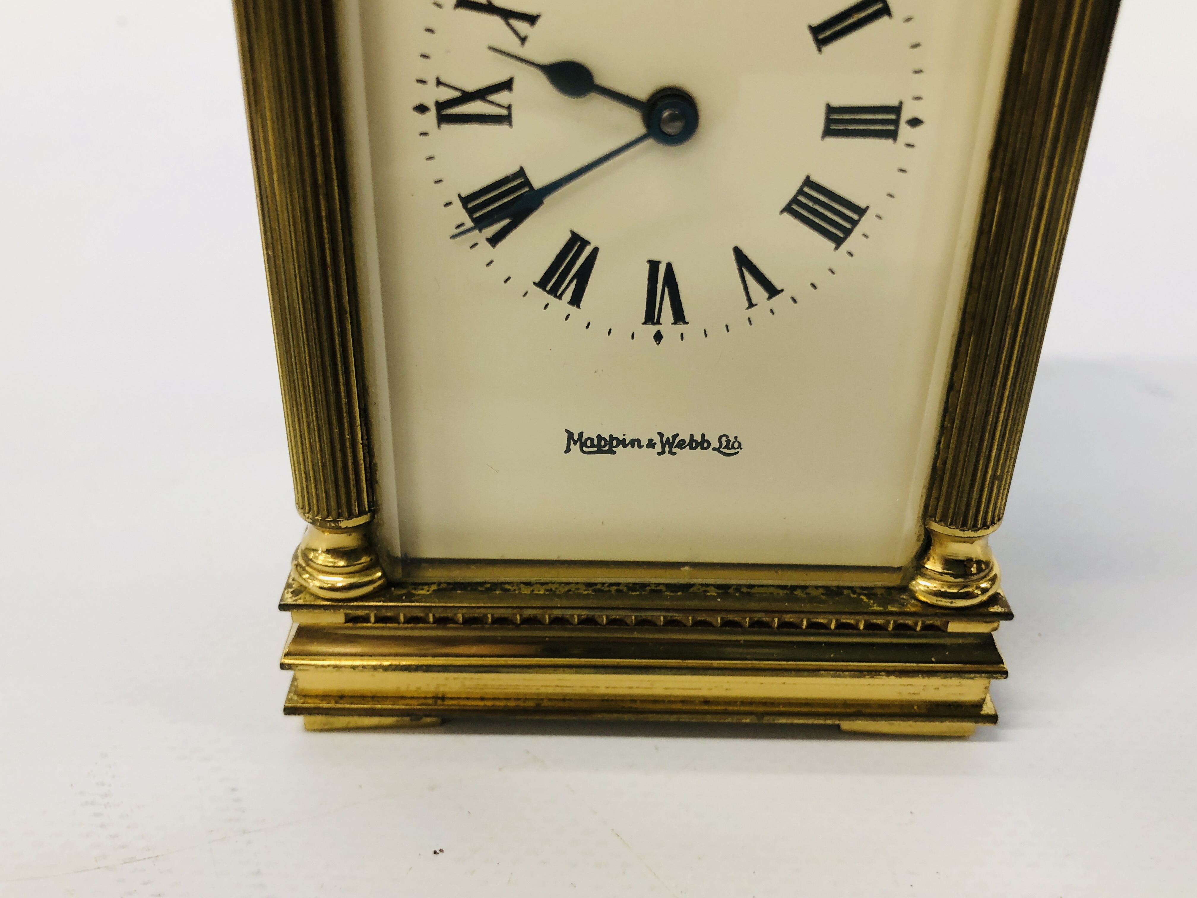 A BRASS MAPPIN & WEBB CARRIAGE CLOCK H 12CM, ALONG WITH MAHOGANY MANTEL CLOCK H 24CM. - Bild 11 aus 15