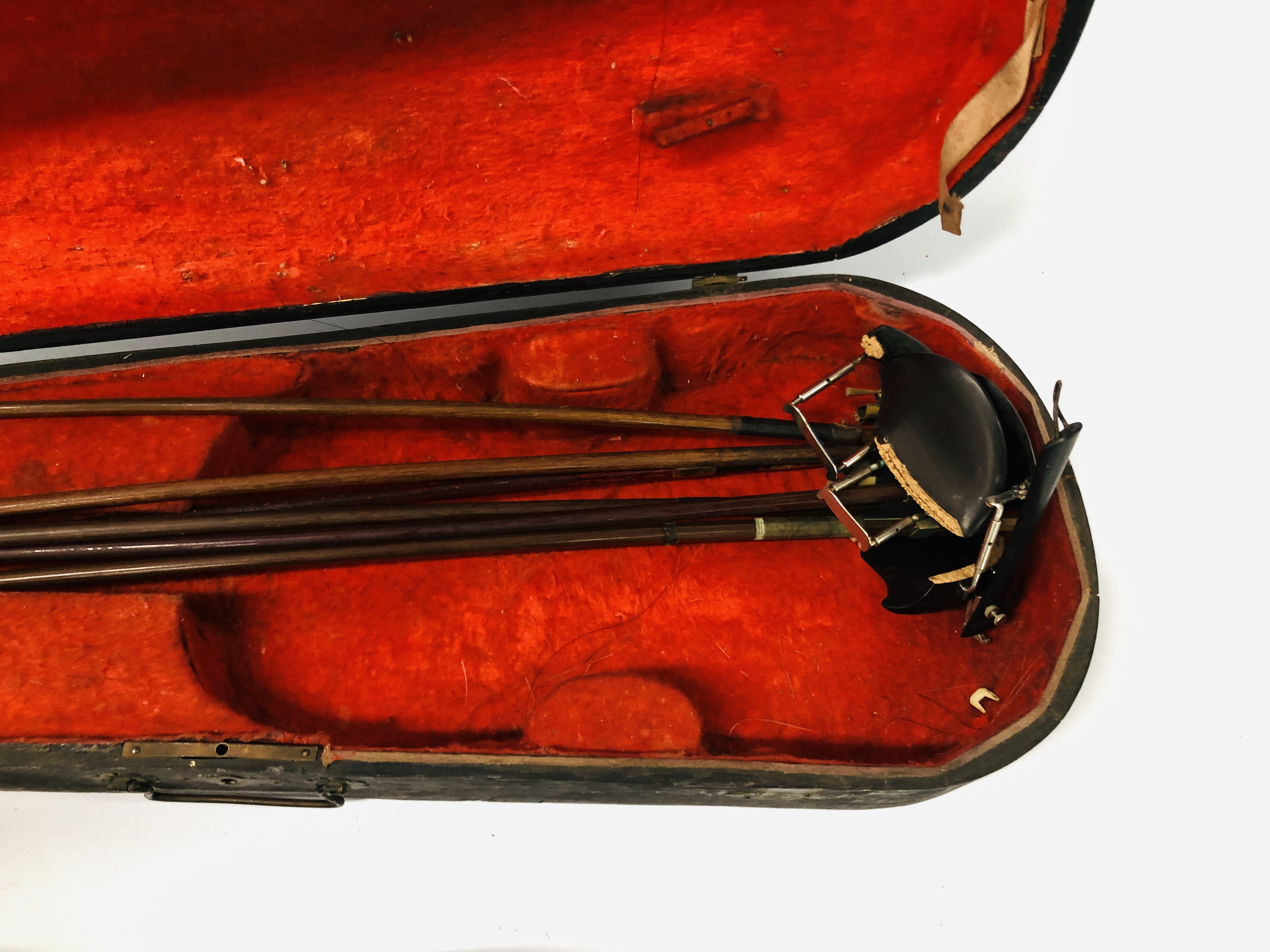 4 X VINTAGE VIOLINS AND 2 WOODEN CASES, VARIOUS BOWS (NO STRINGS) FOR RESTORATION. - Image 19 of 20