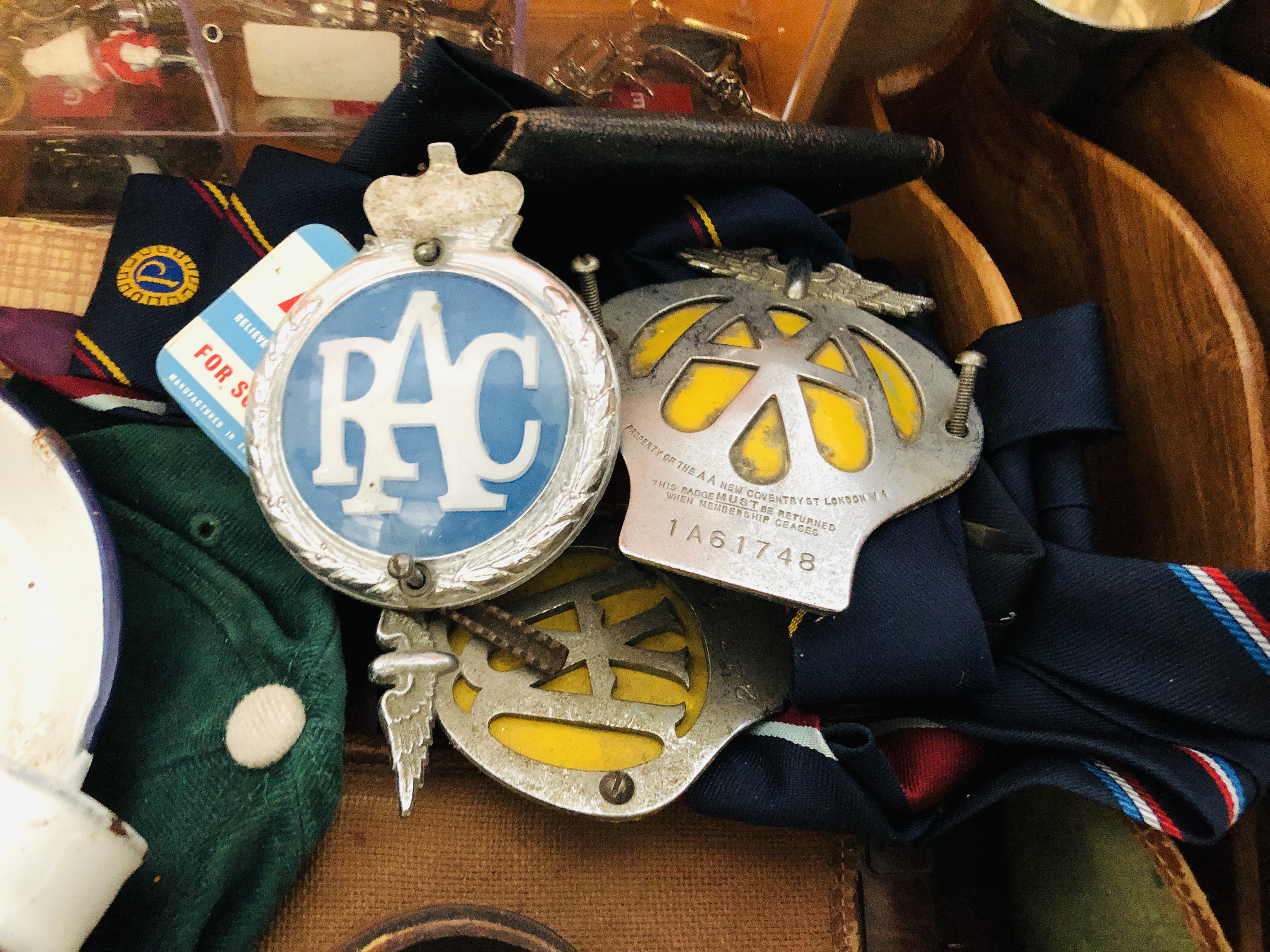 BOX OF ASSORTED COLLECTIBLES TO INCLUDE A COLLECTION OF KEYRINGS, LETTER RACK, - Image 7 of 8
