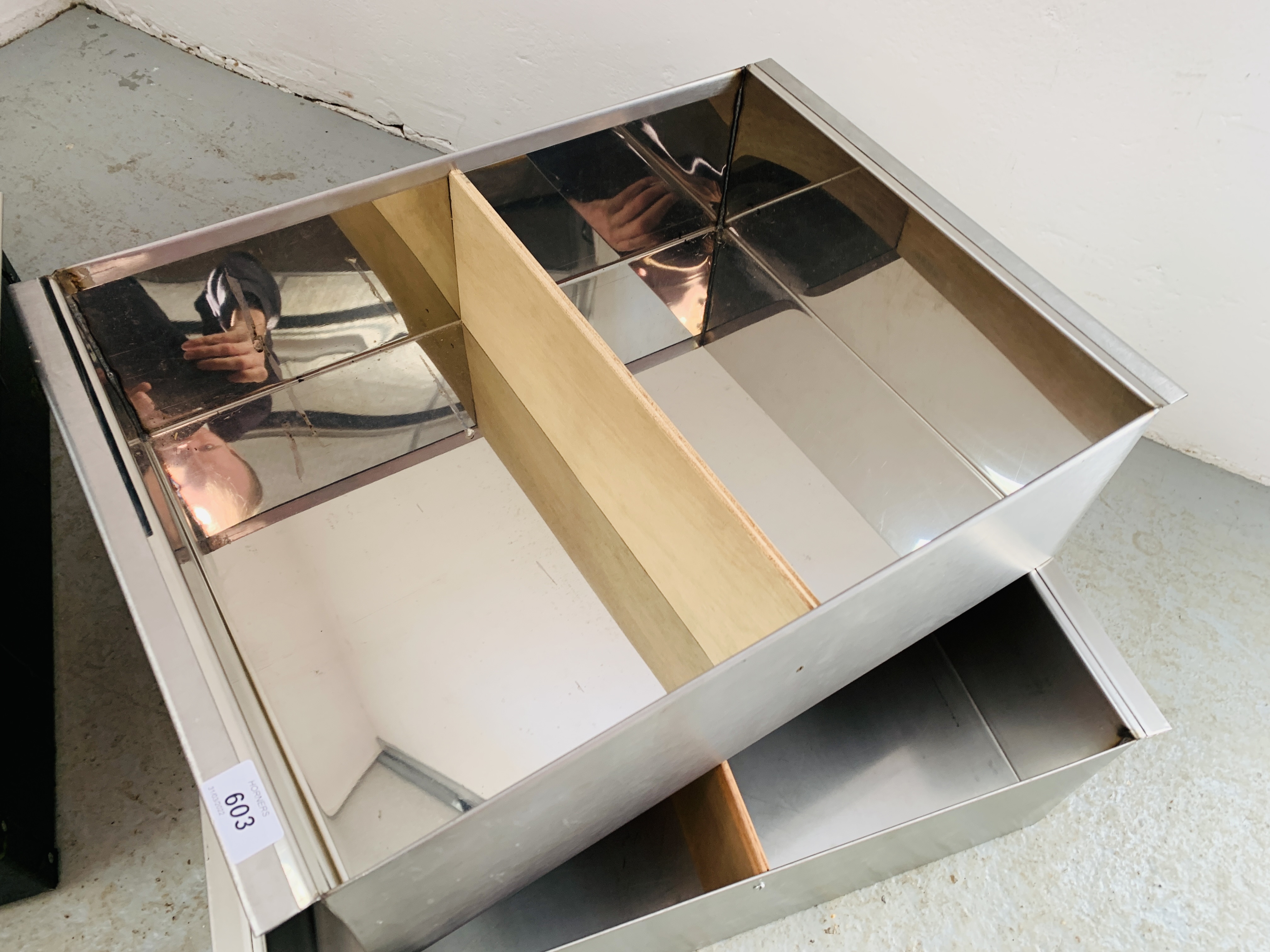 FIVE STAINLESS STEEL DRAWERS (2 X 54X56X16CM, 2 X 55X52X16CM, 51X41X16CM). - Image 3 of 7