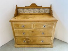 AN ANTIQUE WAXED PINE 2 OVER 2 DRAWER CHEST WITH DECORATIVE TILED UPSTAND W 104CM, D 51CM, H 107CM.