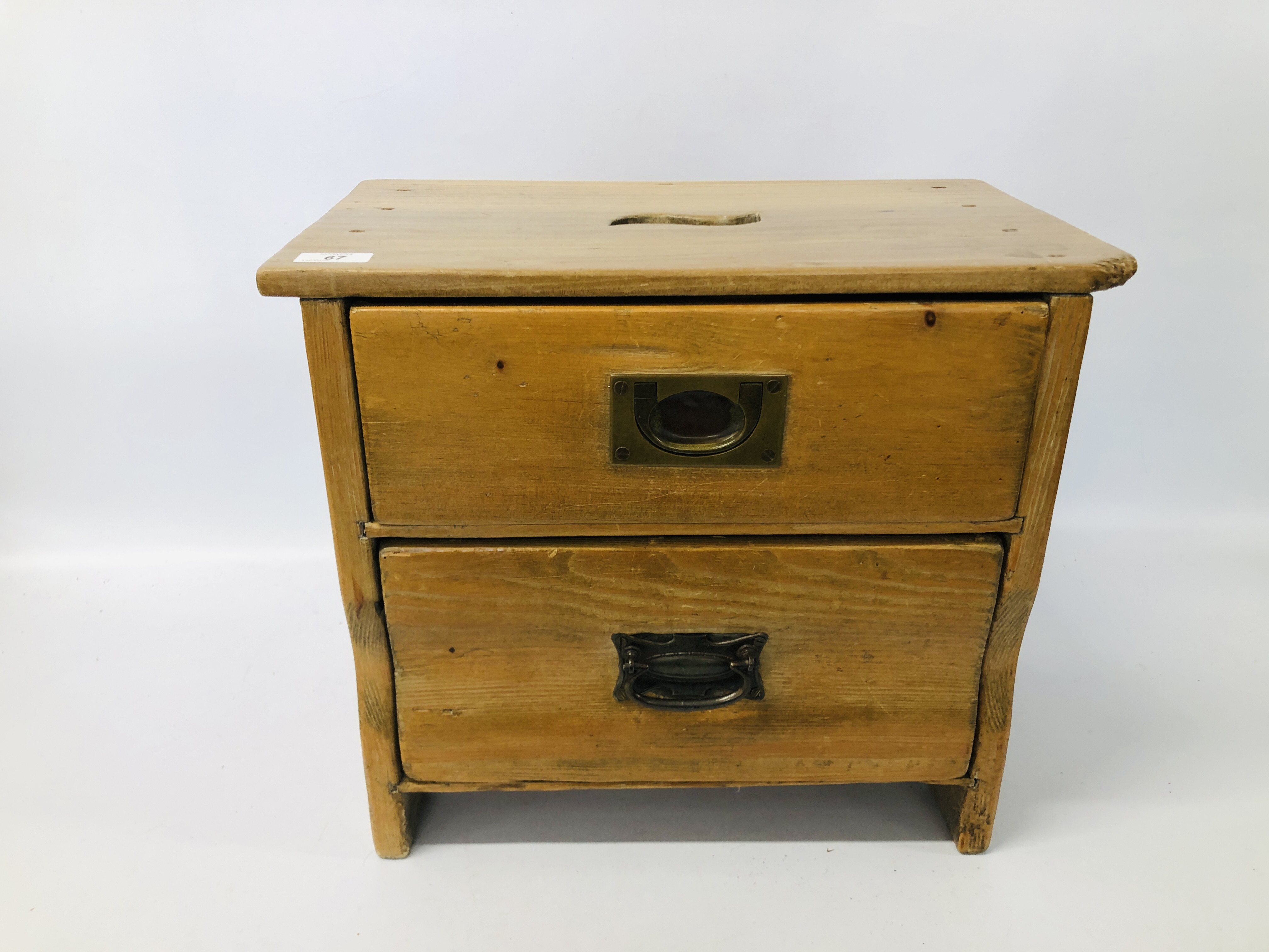 A VINTAGE 2 DRAWER PINE SHOE SHINE WITH VARIOUS POLISHERS AND BRUSHES W 46CM, D 28CM, H 40CM.