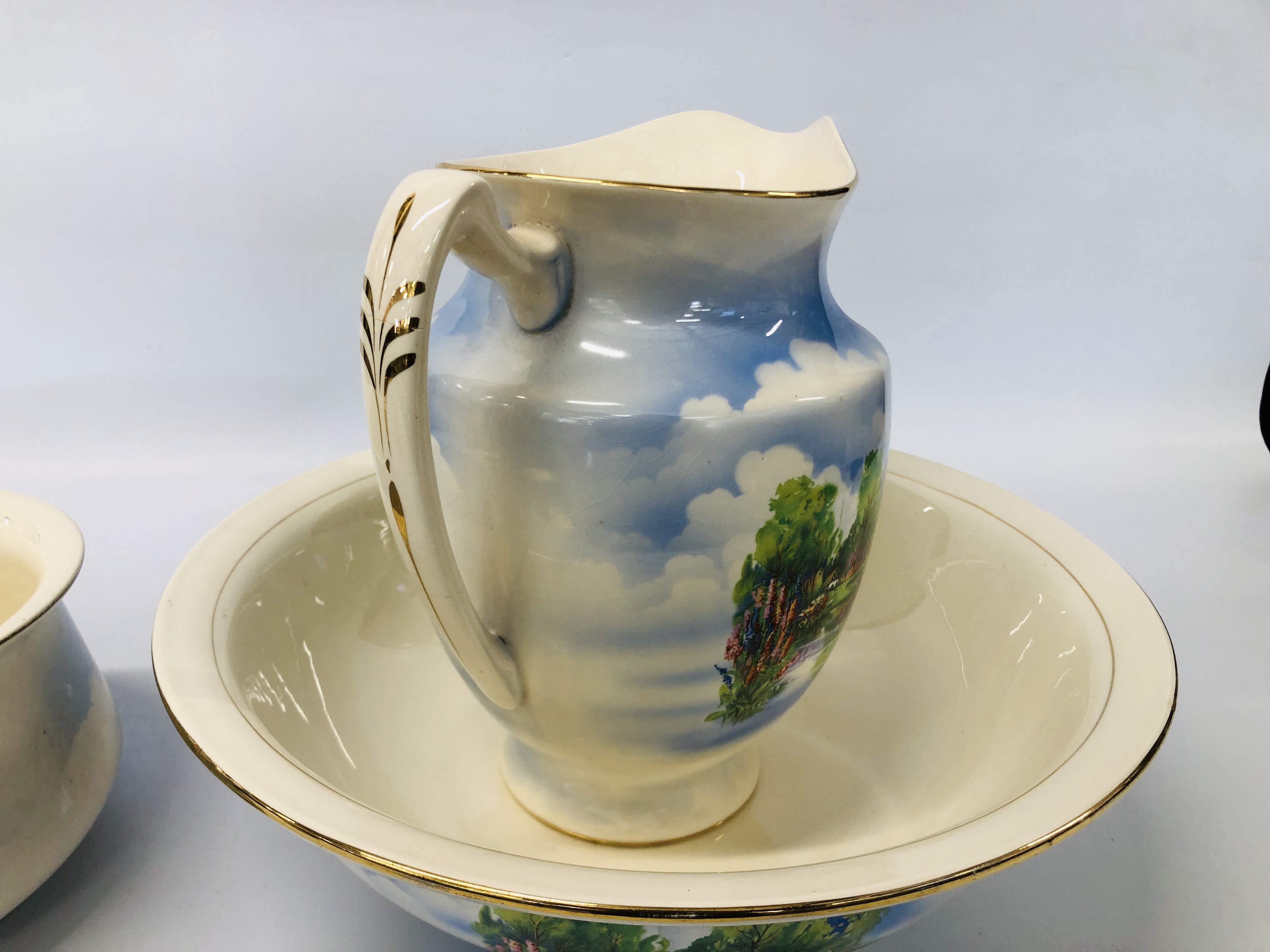 A VINTAGE FALCON WARE DECORATED WASH JUG AND BOWL SET ALONG WITH MATCHING VASE AND CHAMBER POT. - Image 8 of 10