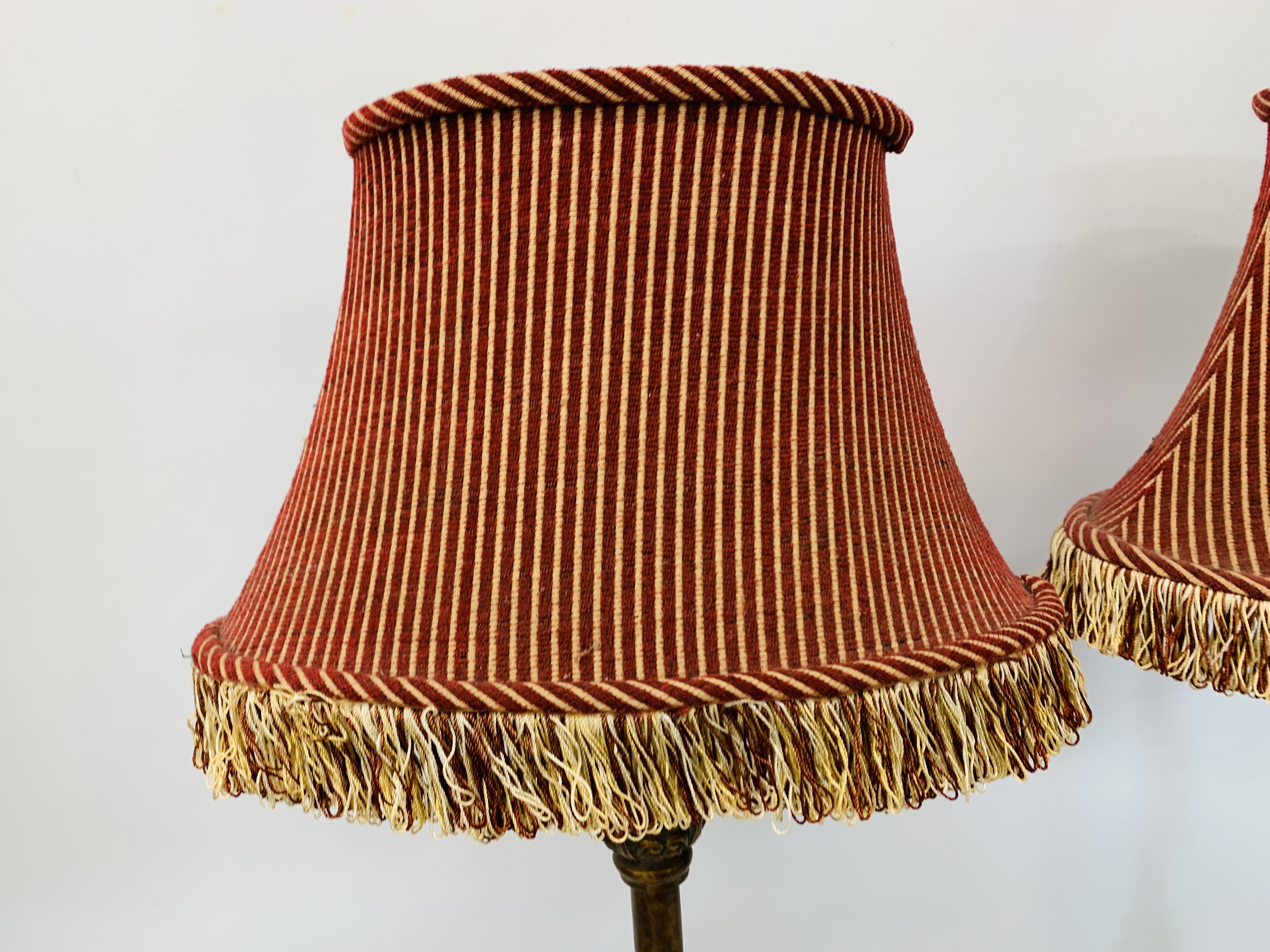 PAIR OF CLASSICAL ANTIQUE EFFECT TABLE LAMPS WITH RED STRIPED FRINGED SHADES HEIGHT 77CM. - Image 5 of 7