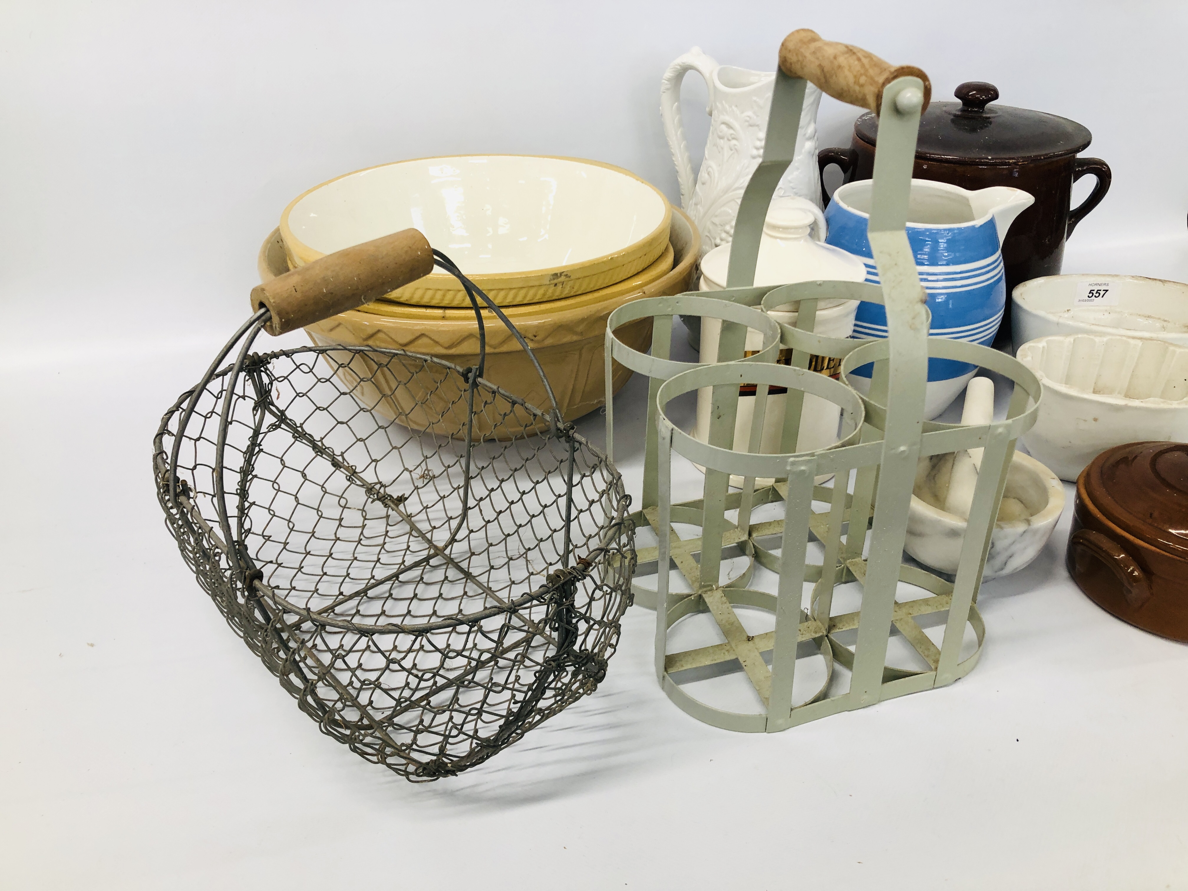 COLLECTION OF VINTAGE KITCHENALIA TO INCLUDE METAL MILK BOTTLE HOLDER, WIRE EGG BASKET, - Image 6 of 9