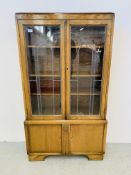 A 1930'S OAK FINISH DISPLAY CASE WITH CABINET TO BASE (GLASS A/F) W 87CM, D 30CM, H 153CM.