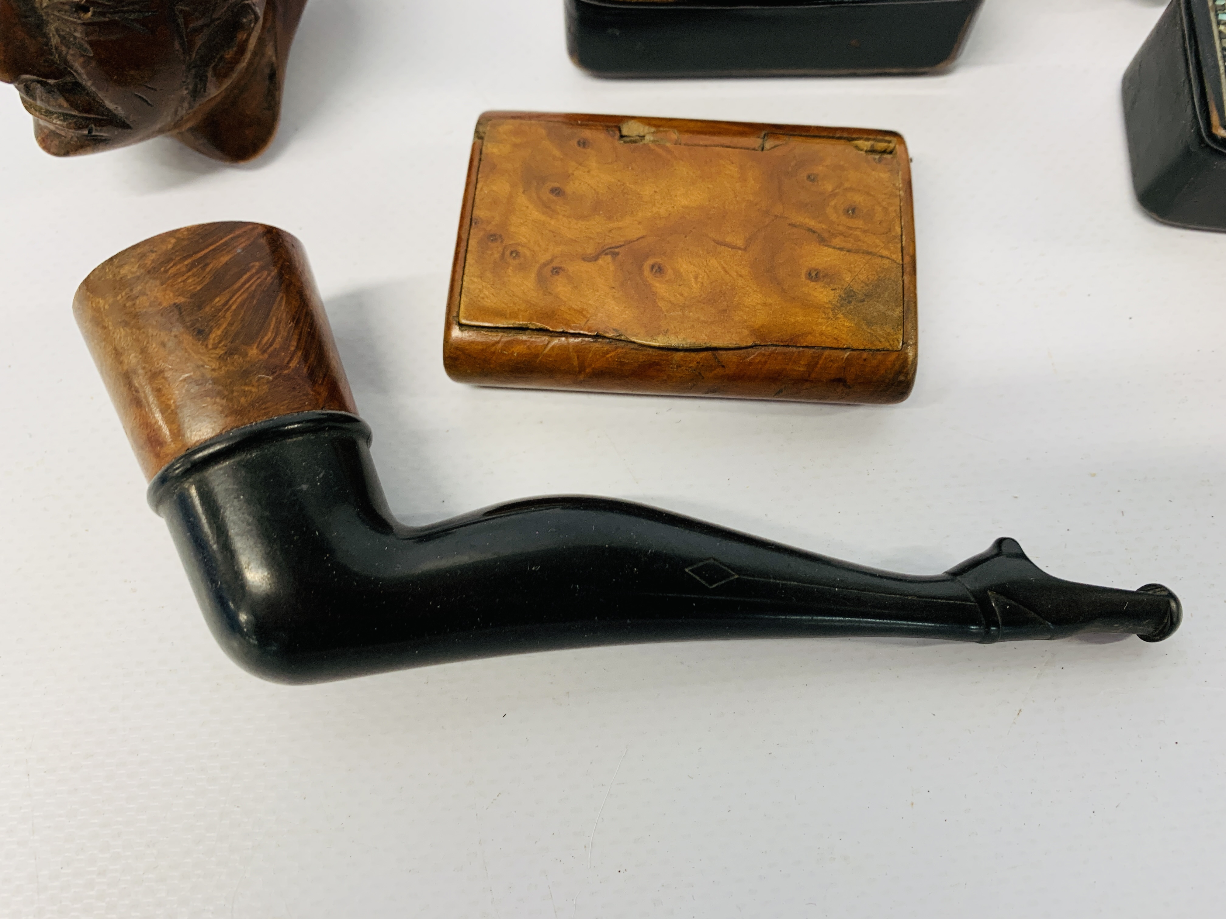 A COLLECTION OF FOUR VINTAGE SNUFF BOXES AND TOBACCO PIPES - Image 2 of 8