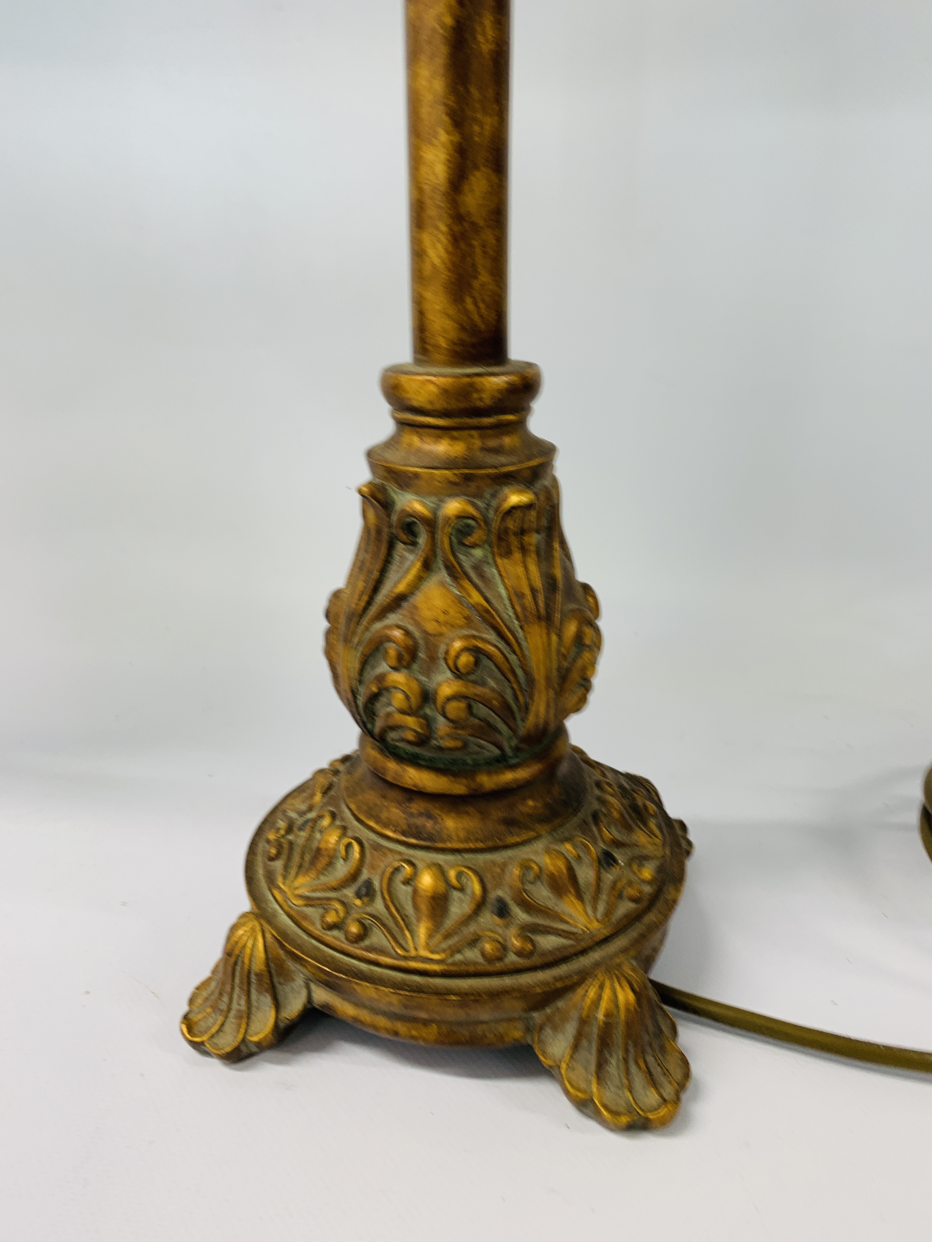 PAIR OF CLASSICAL ANTIQUE EFFECT TABLE LAMPS WITH RED STRIPED FRINGED SHADES HEIGHT 77CM. - Image 6 of 7