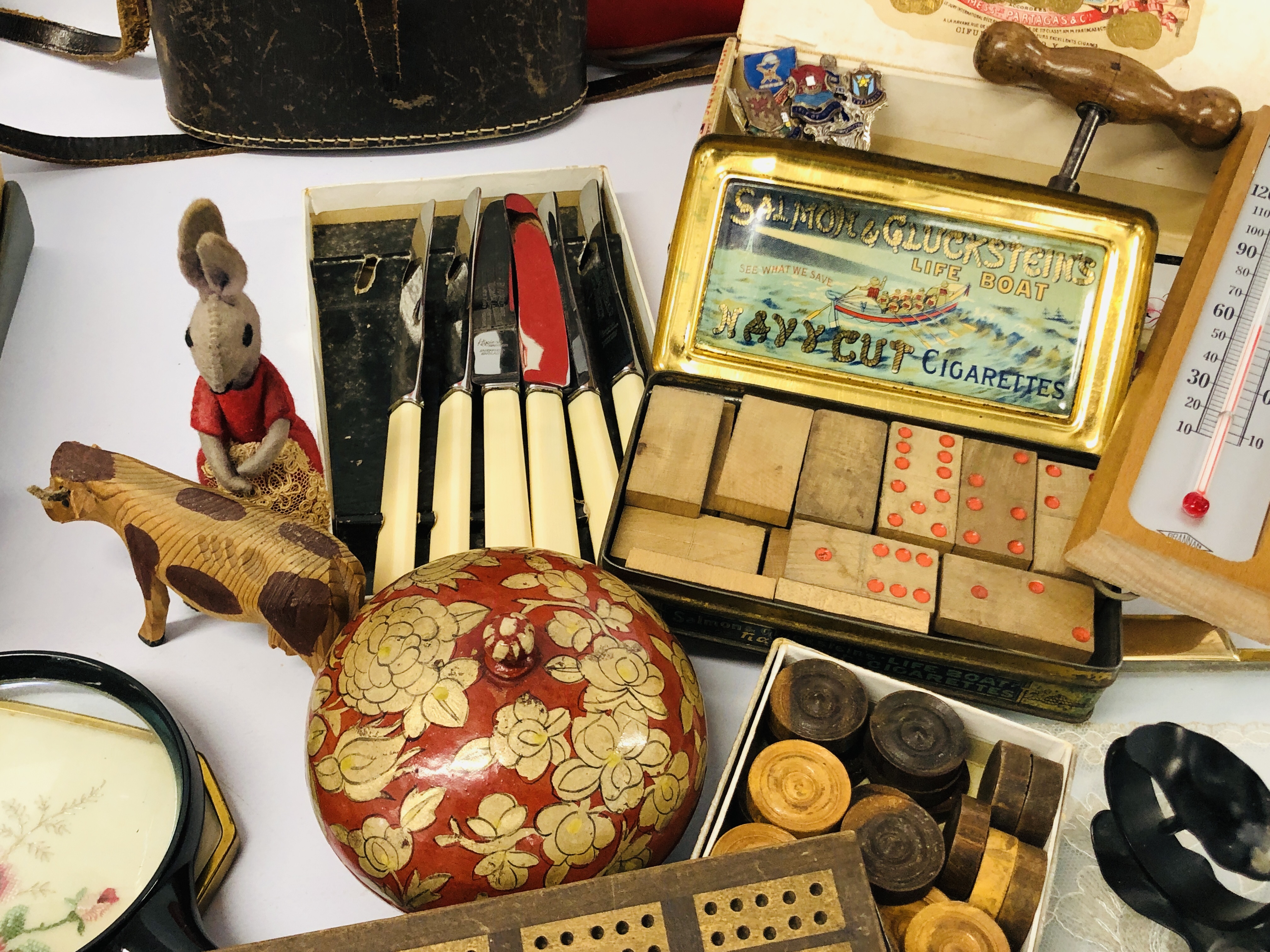 BOX OF VINTAGE COLLECTIBLES TO INCLUDE LOOSE CUTLERY, PAIR OF METAL CRAFT CANDLESTICKS, BINOCULARS, - Image 9 of 14