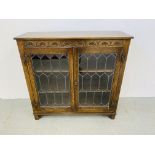 AN OAK OLD CHARM STYLE BOOKCASE WITH LEADED GLASS DOORS.