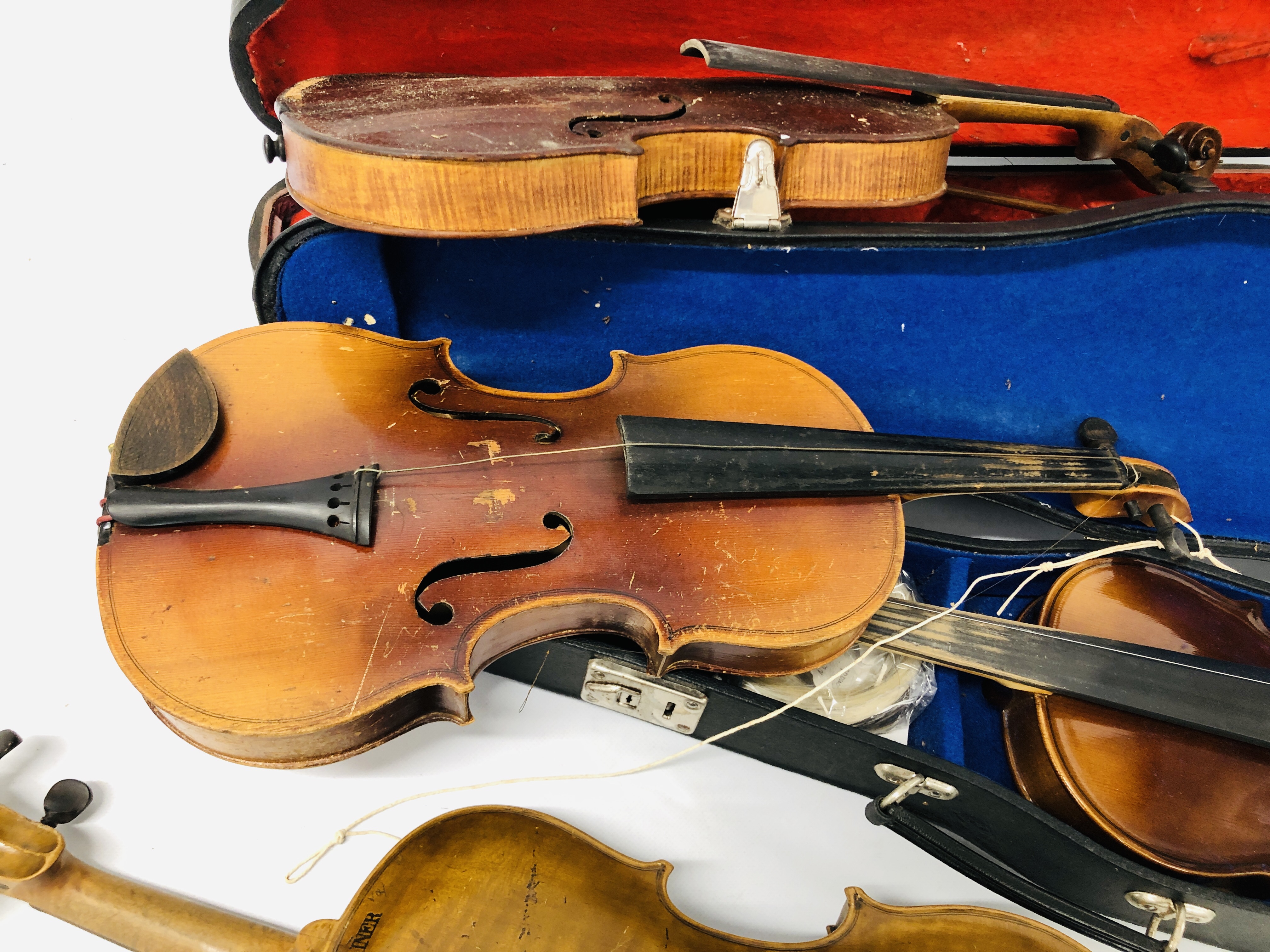 4 X VINTAGE VIOLINS AND 2 WOODEN CASES, VARIOUS BOWS (NO STRINGS) FOR RESTORATION. - Image 5 of 20