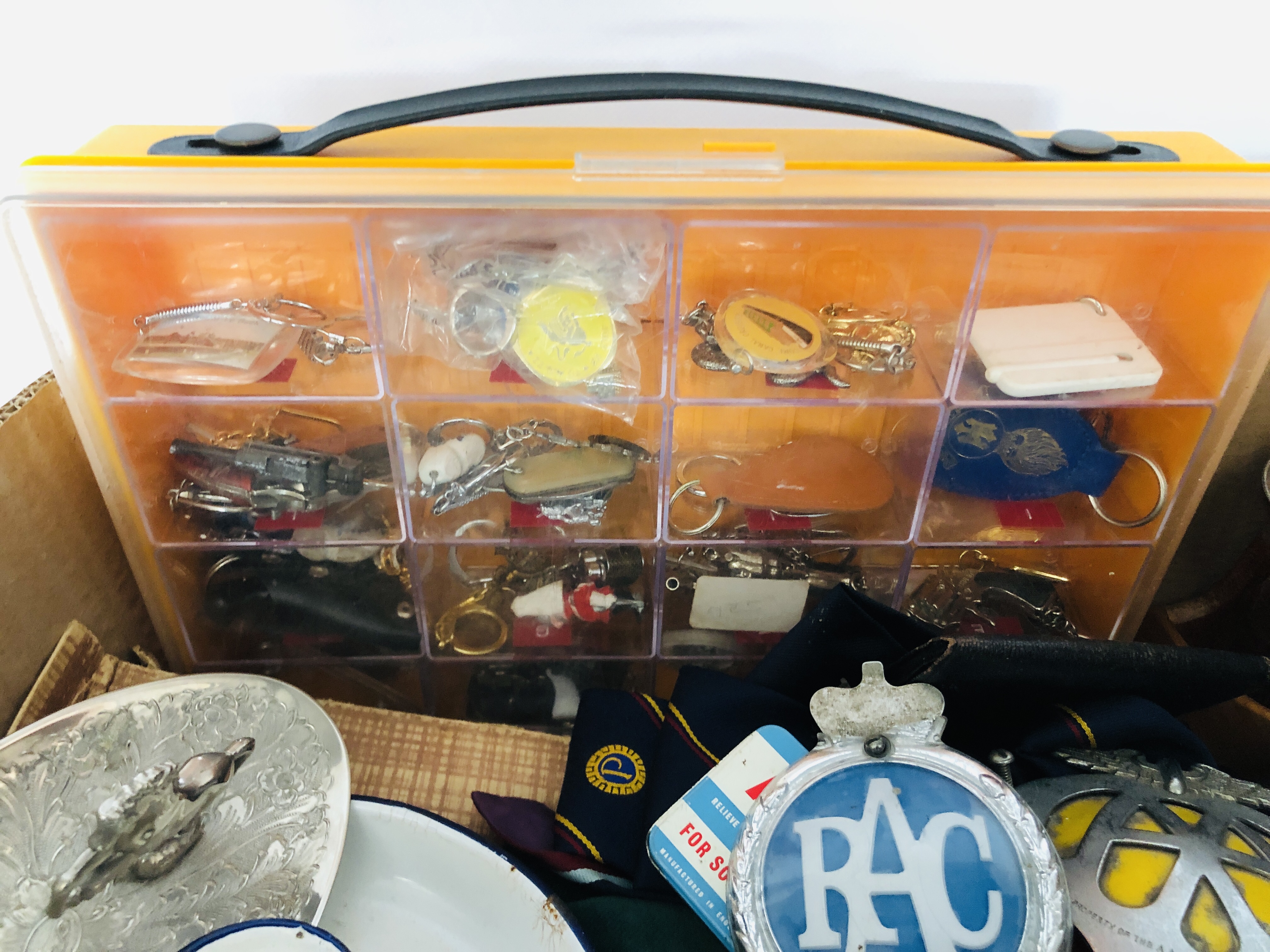 BOX OF ASSORTED COLLECTIBLES TO INCLUDE A COLLECTION OF KEYRINGS, LETTER RACK, - Image 8 of 8