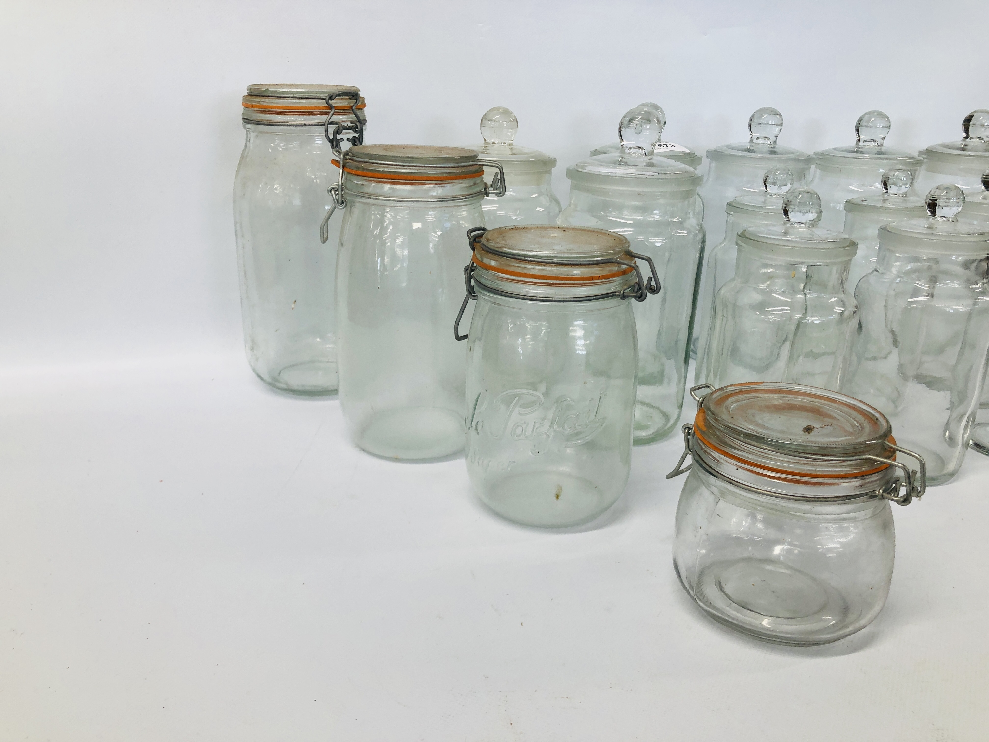 COLLECTION OF 16 CLEAR GLASS STORAGE JARS. - Image 4 of 5