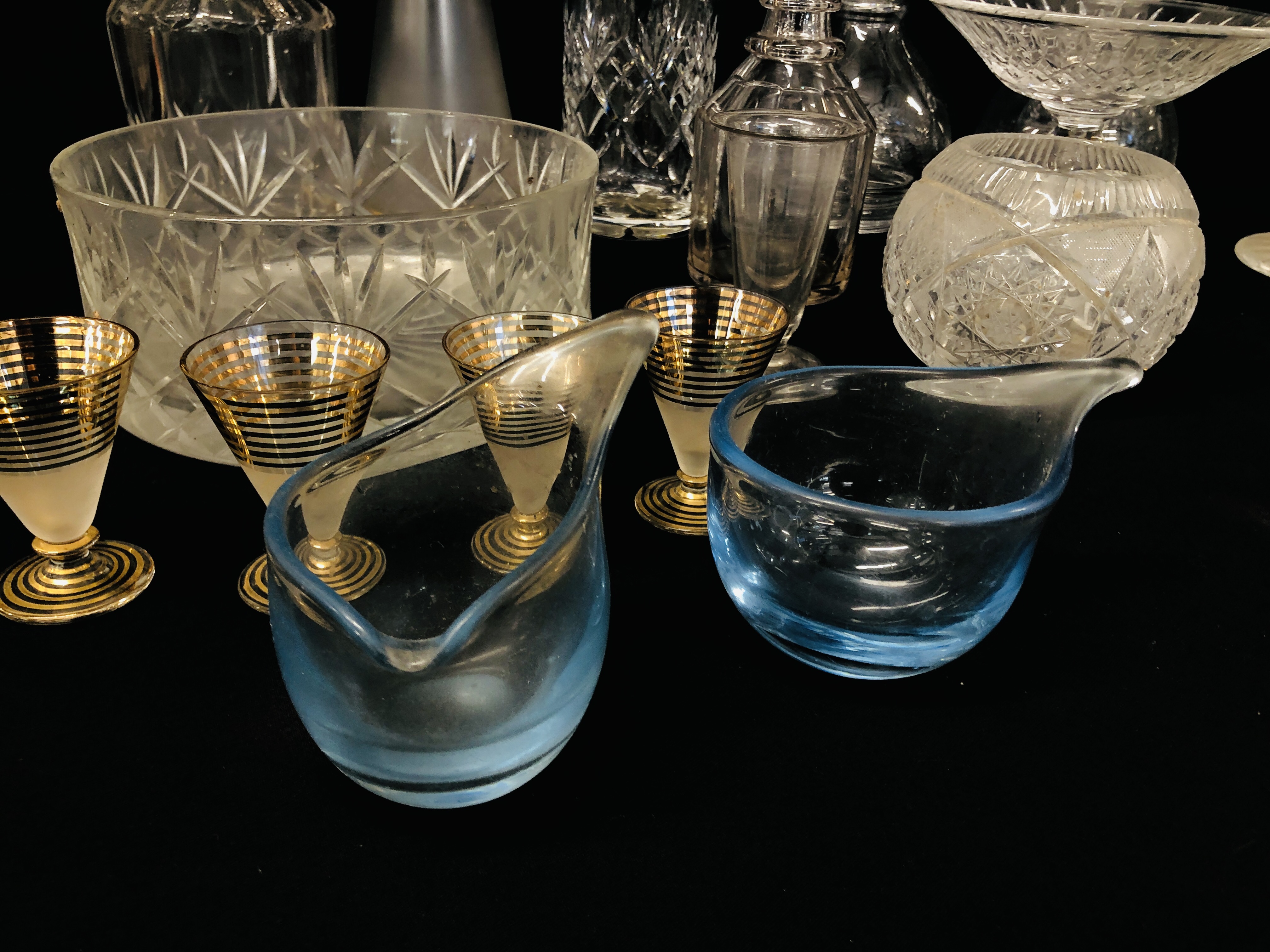 COLLECTION OF ASSORTED GLASS WARE TO INCLUDE DECANTERS, CUT GLASS BOWL, TAZZA, - Image 5 of 8