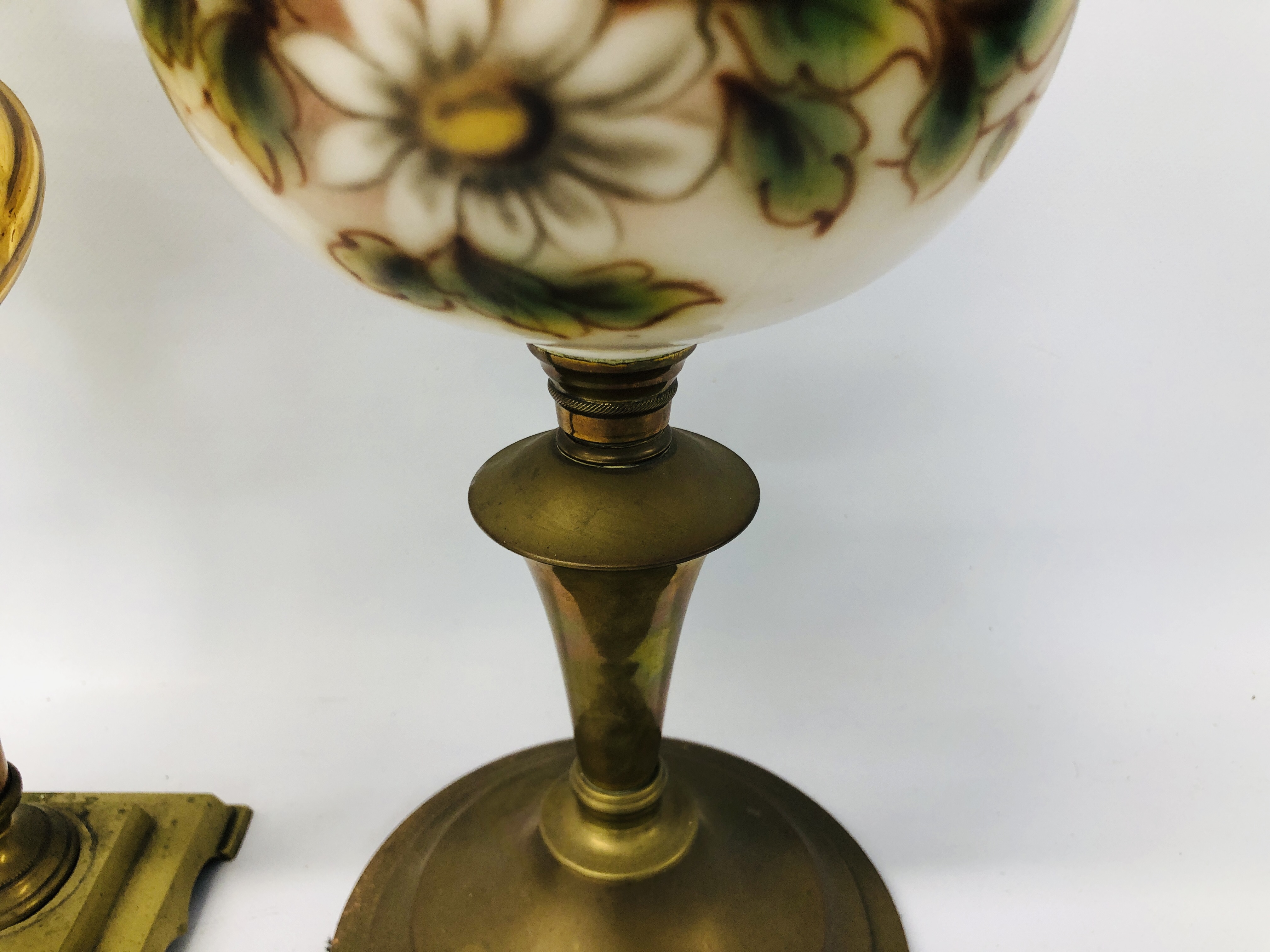 BRASS TWIN BURNER OIL LAMP WITH FLORAL DECORATED OPAQUE GLASS FONT ALONG WITH A FURTHER SINGLE OIL - Image 6 of 9