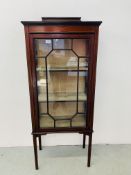 AN EDWARDIAN MAHOGANY SINGLE DOOR GLAZED DISPLAY CABINET WITH INLAID DETAIL HEIGHT 148CM.