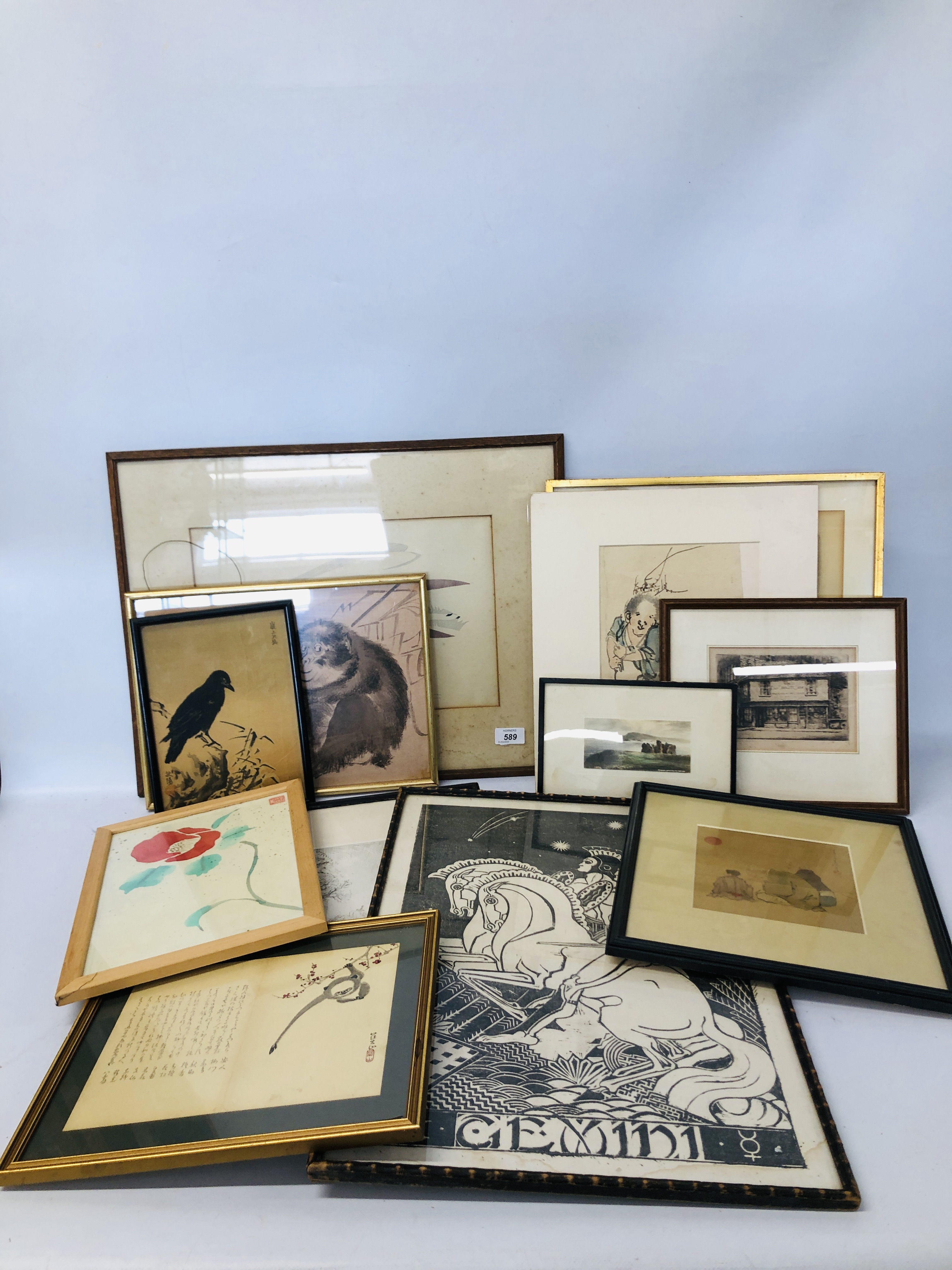 COLLECTION OF 7 ASSORTED ORIENTAL PICTURES AND PRINTS TO INCLUDE A FRAMED SILK + 3 ETCHINGS TO