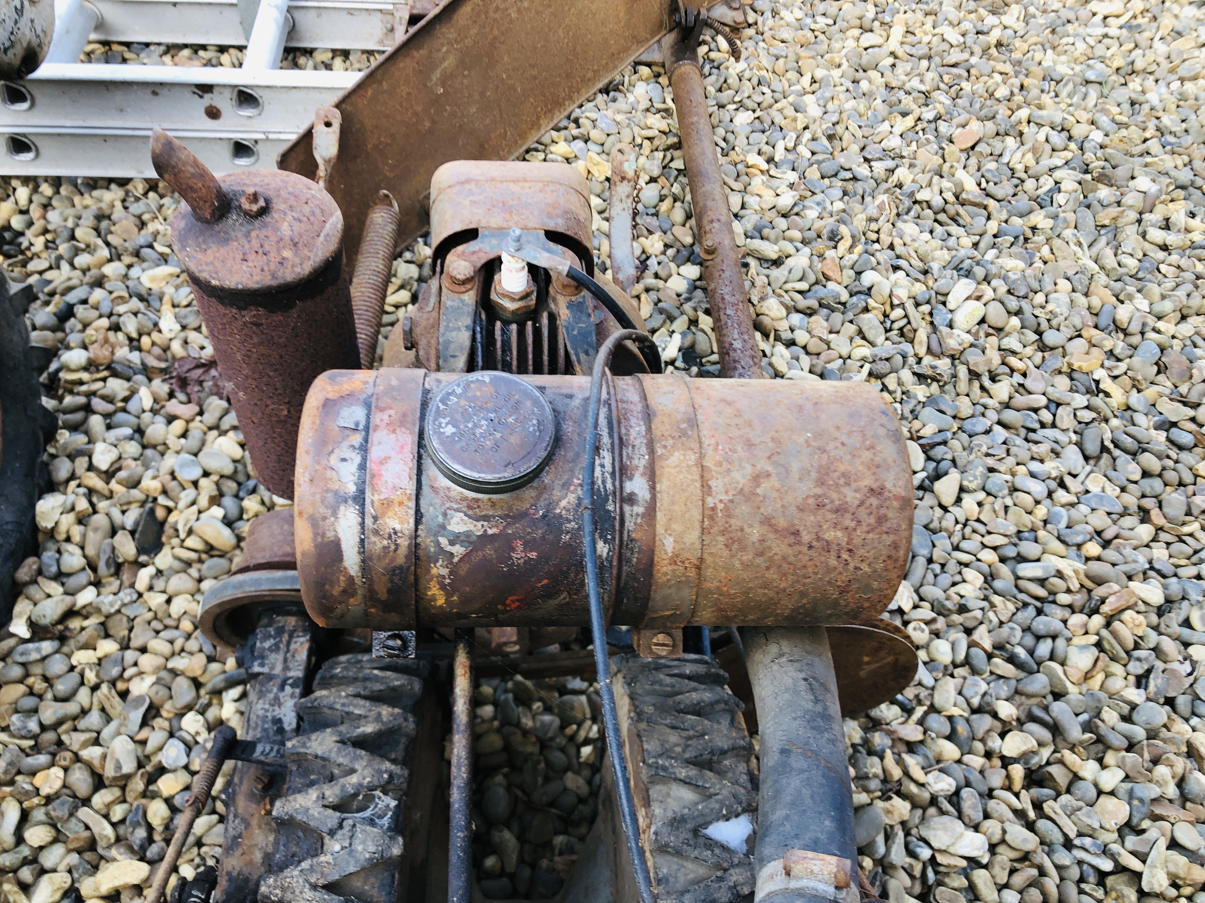 A VINTAGE HOWARD BANTAM PETROL ROTOVATOR WITH FRONT MOUNTED SYTHE ATTACHMENT FOR RESTORATION (EARLY - Image 7 of 8