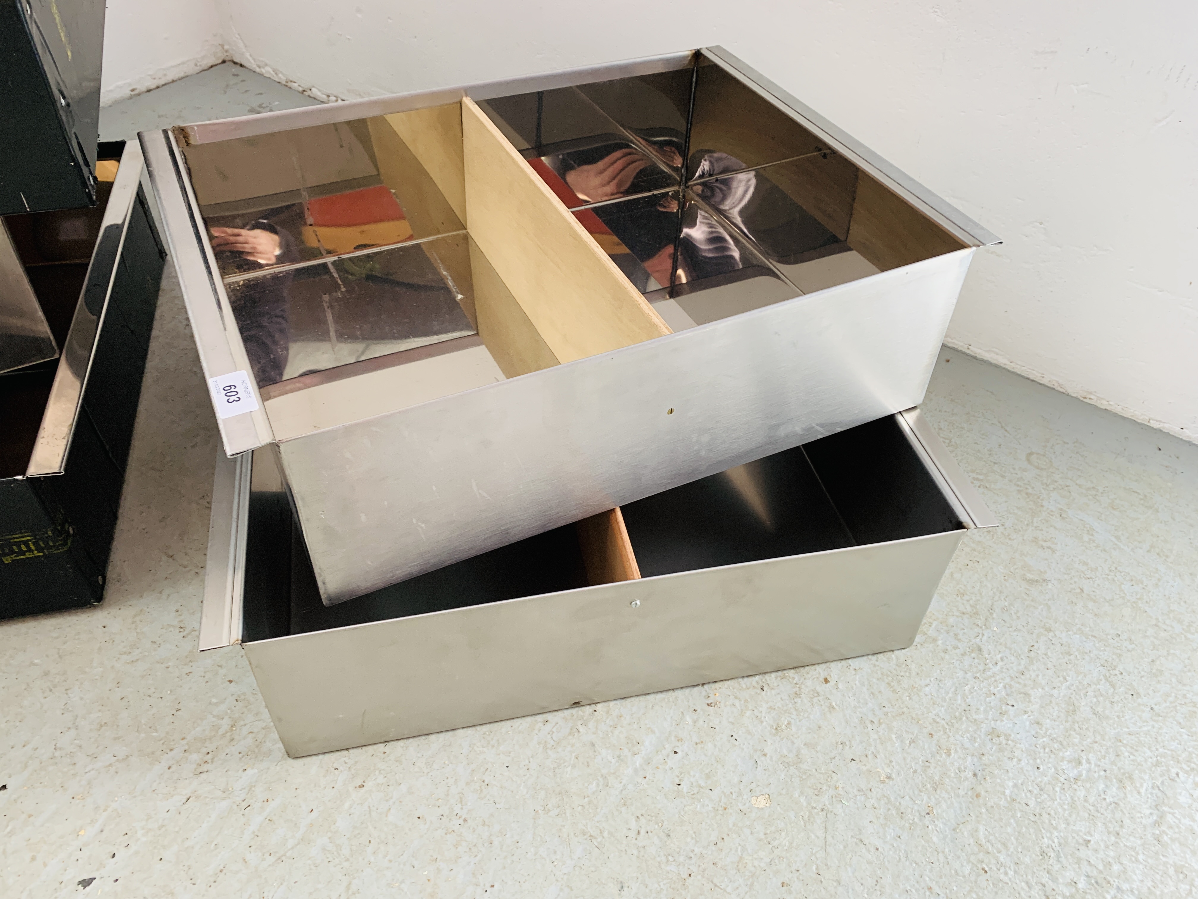 FIVE STAINLESS STEEL DRAWERS (2 X 54X56X16CM, 2 X 55X52X16CM, 51X41X16CM). - Image 2 of 7