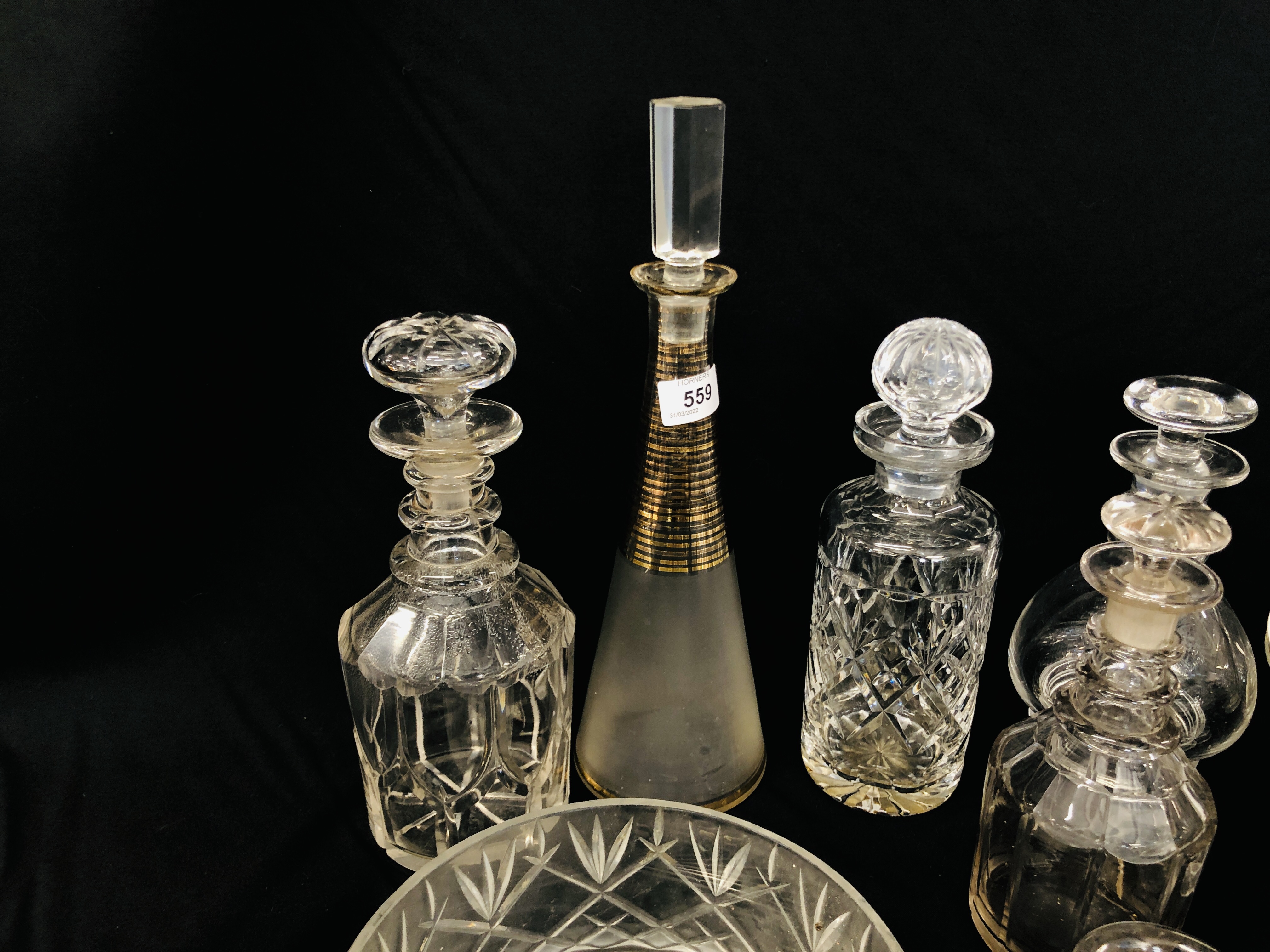 COLLECTION OF ASSORTED GLASS WARE TO INCLUDE DECANTERS, CUT GLASS BOWL, TAZZA, - Image 6 of 8