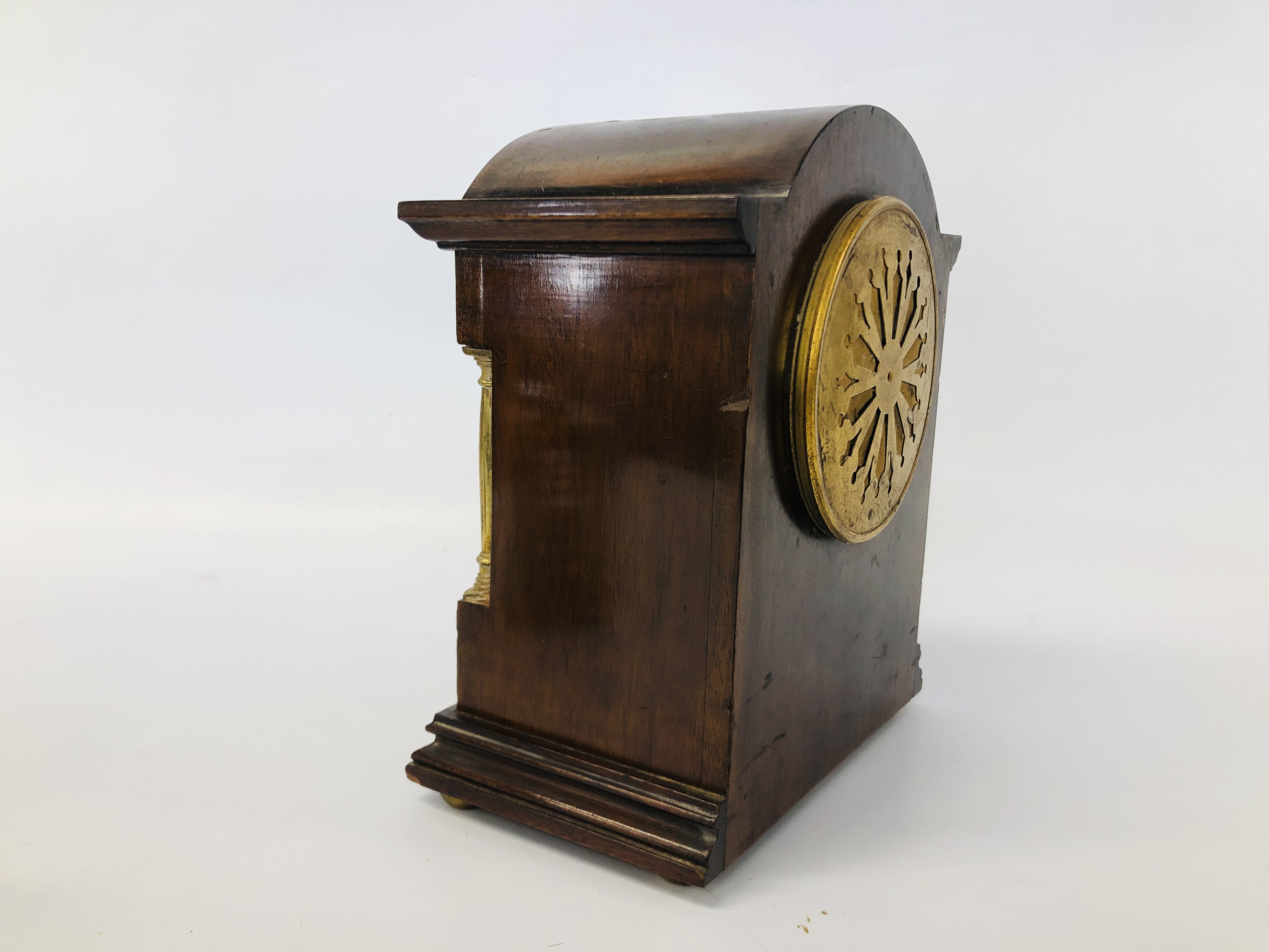 A BRASS MAPPIN & WEBB CARRIAGE CLOCK H 12CM, ALONG WITH MAHOGANY MANTEL CLOCK H 24CM. - Bild 6 aus 15