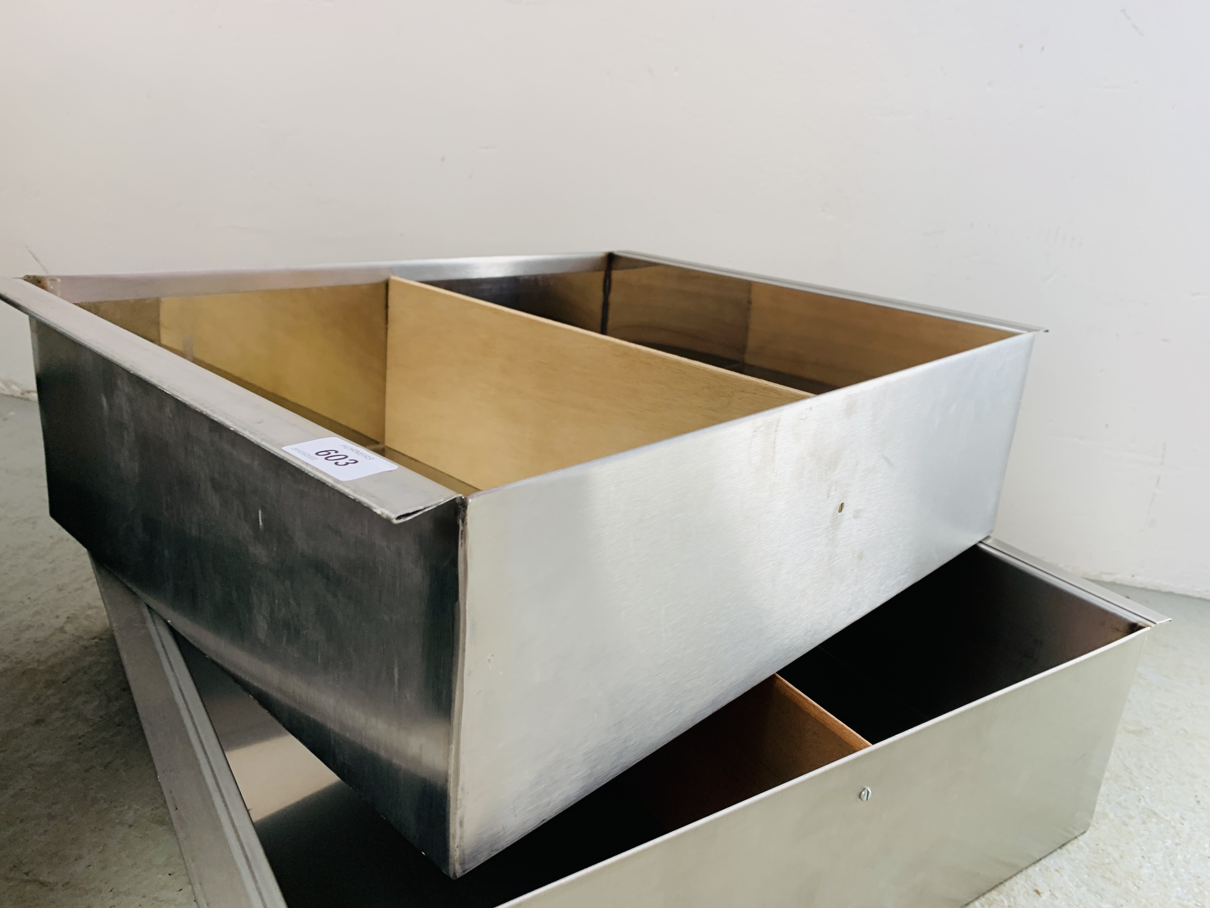 FIVE STAINLESS STEEL DRAWERS (2 X 54X56X16CM, 2 X 55X52X16CM, 51X41X16CM). - Image 4 of 7